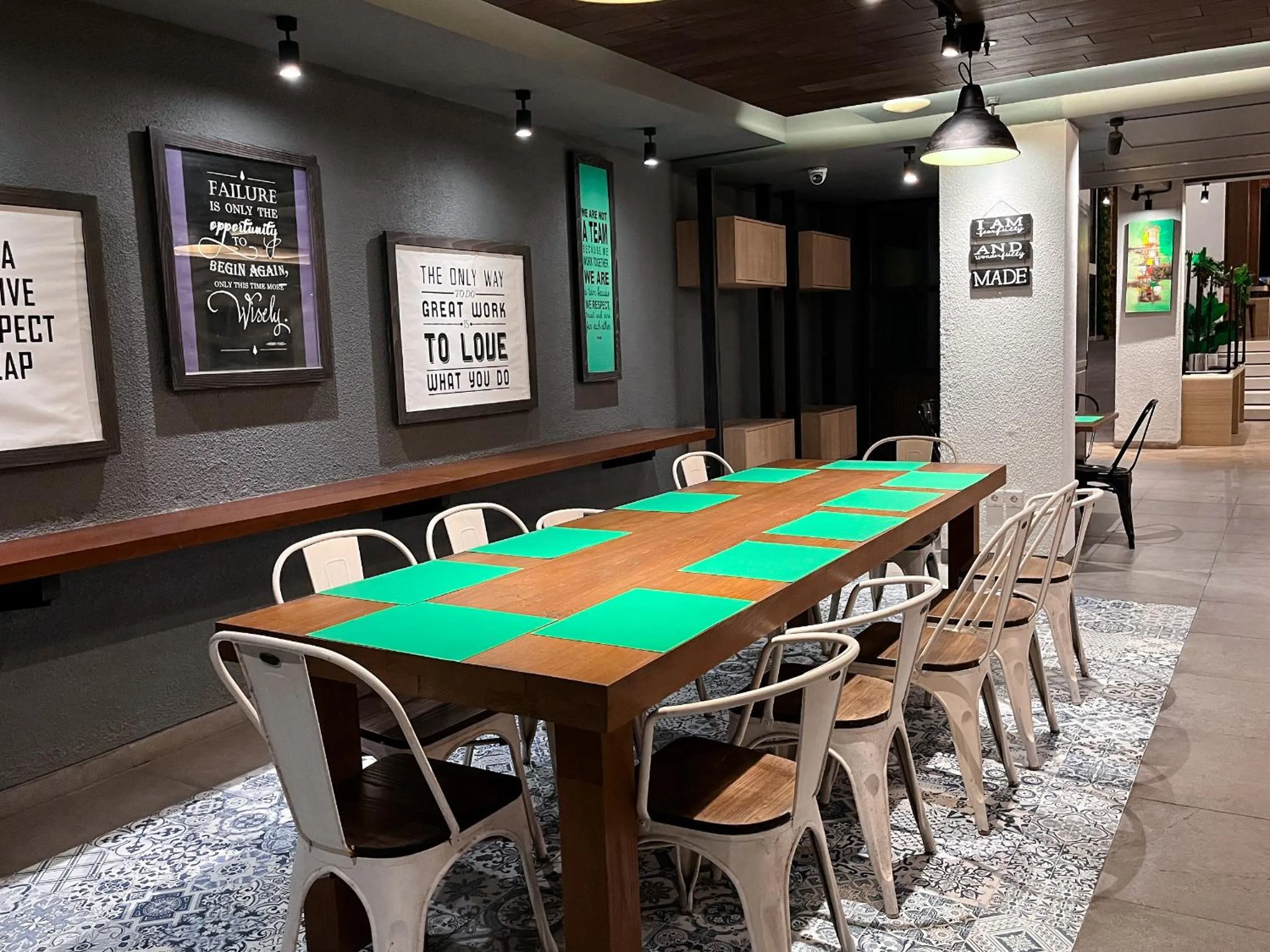 Restaurant/places to eat in Luminor Hotel Legian Seminyak - Bali