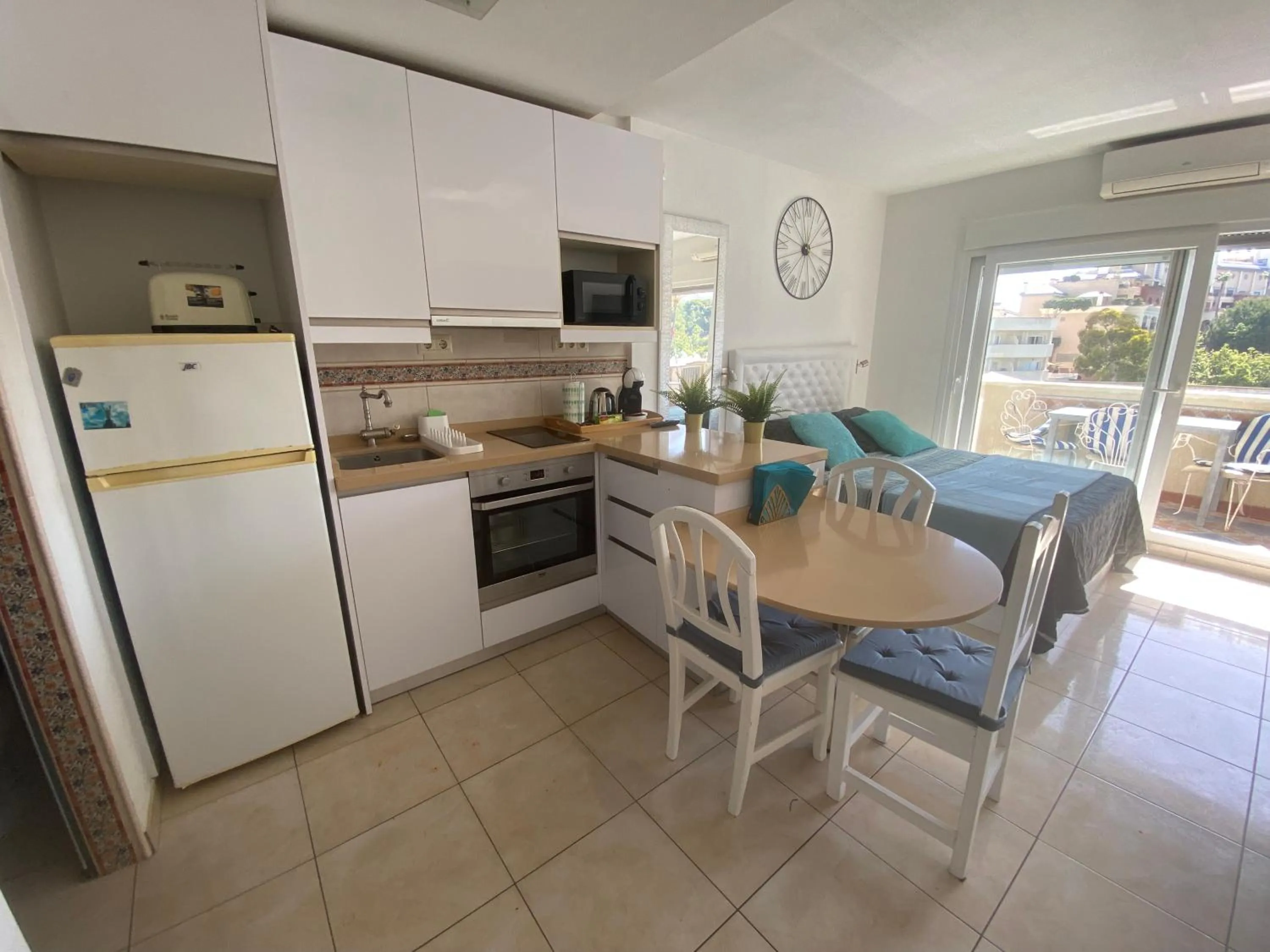 Kitchen or kitchenette in Benal Beach