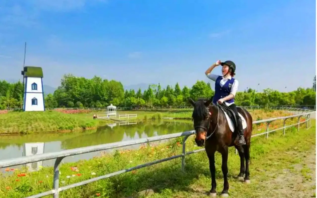 Horse-riding in Howard Johnson by Wyndham Huaqiao Plaza Xinyu