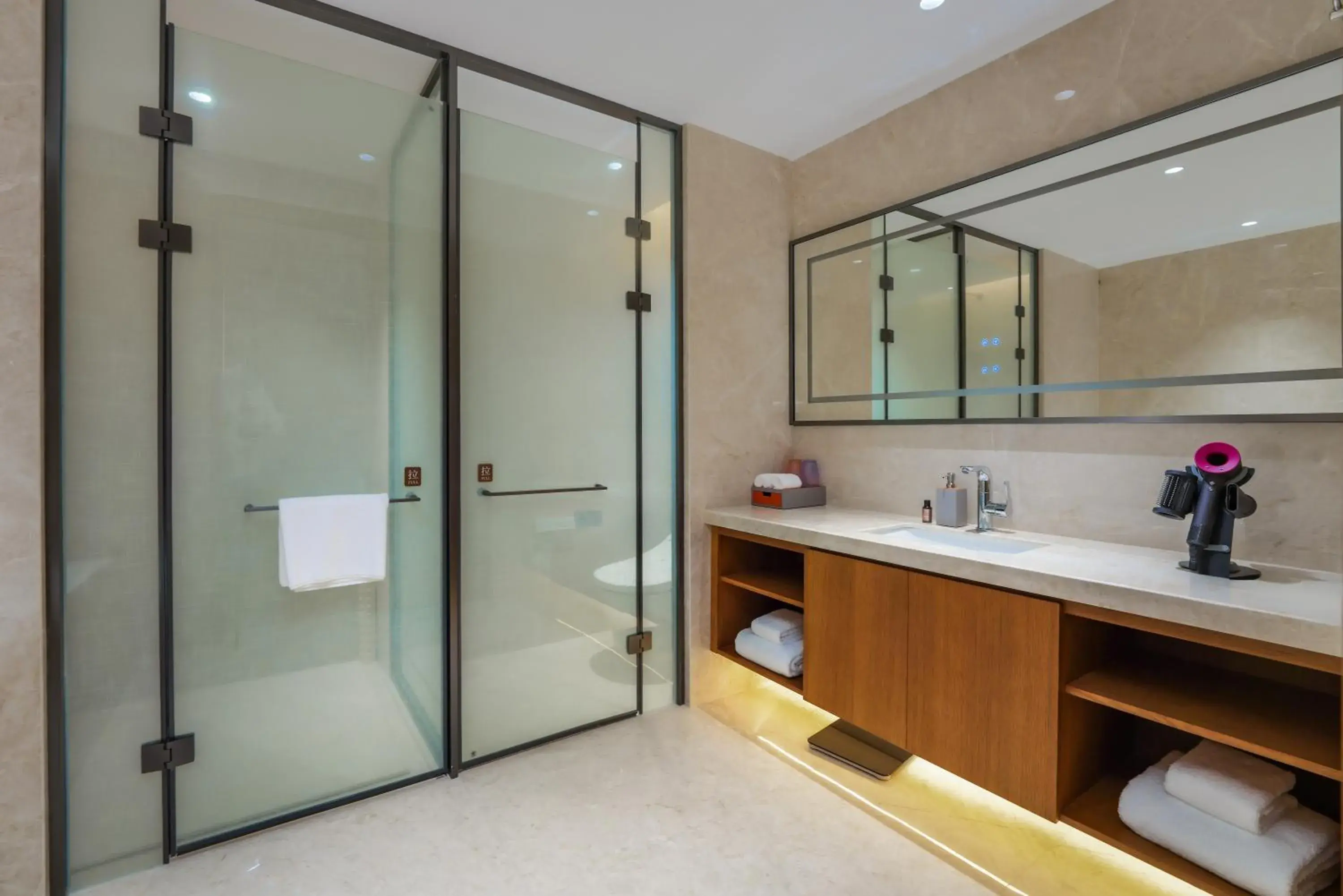 Deluxe King Suite - Smoking in Howard Johnson by Wyndham Huaqiao Plaza Xinyu Deluxe King Suite - Smoking in Howard Johnson by Wyndham Huaqiao Plaza Xinyu