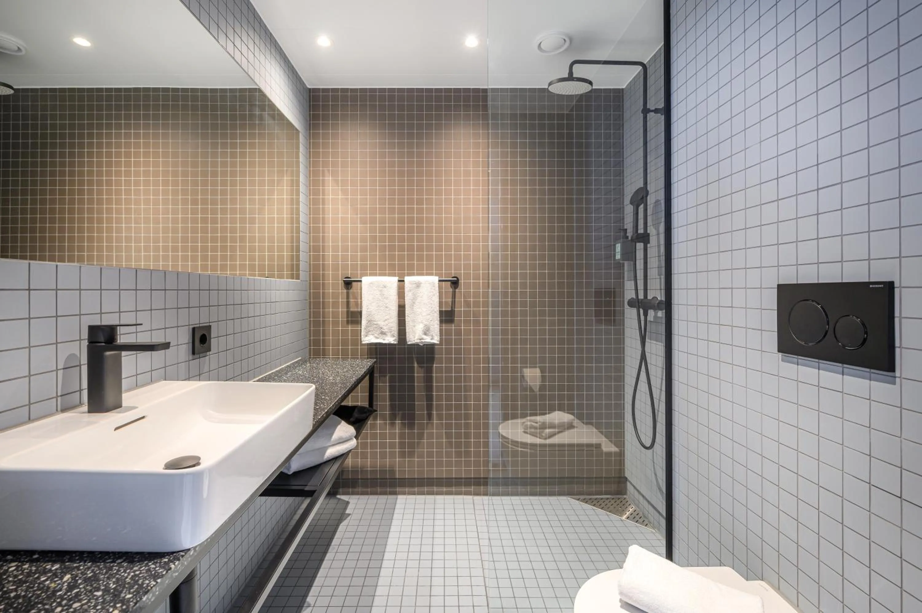 Shower in Comfort Hotel Helsinki Airport