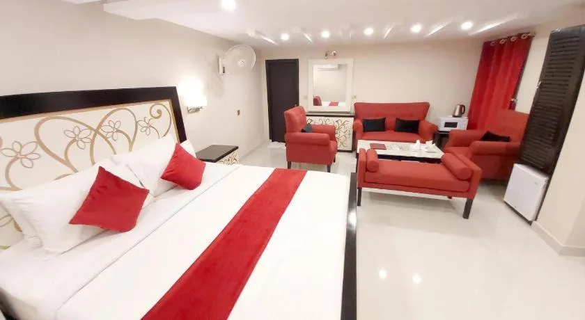 Bed in Hotel Mairona Gulberg Lahore