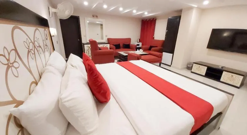 Bed in Hotel Mairona Gulberg Lahore