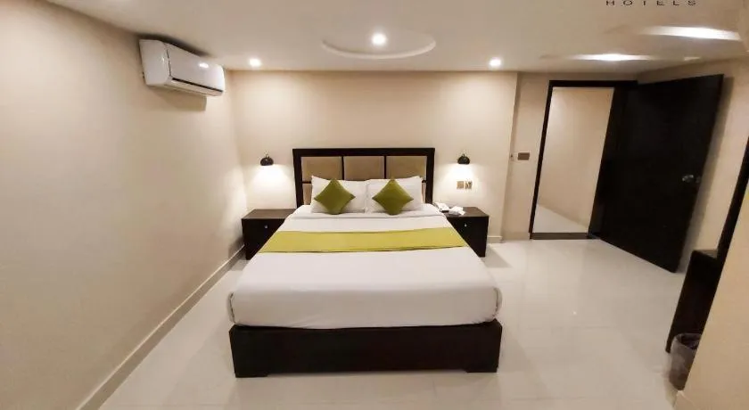 Bed in Hotel Mairona Gulberg Lahore
