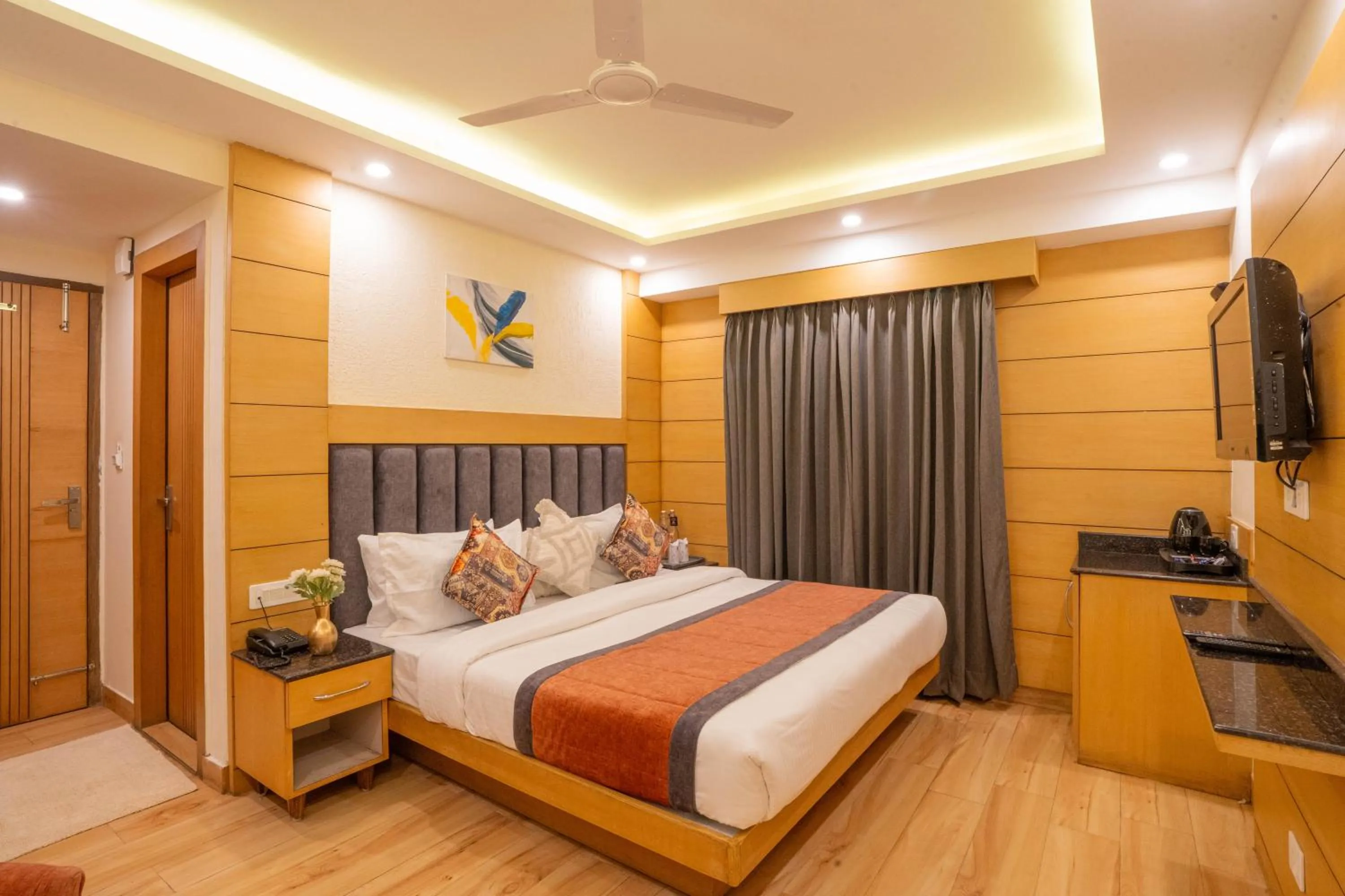 Bed in Super Hotel by Perfectstayz Mall Road