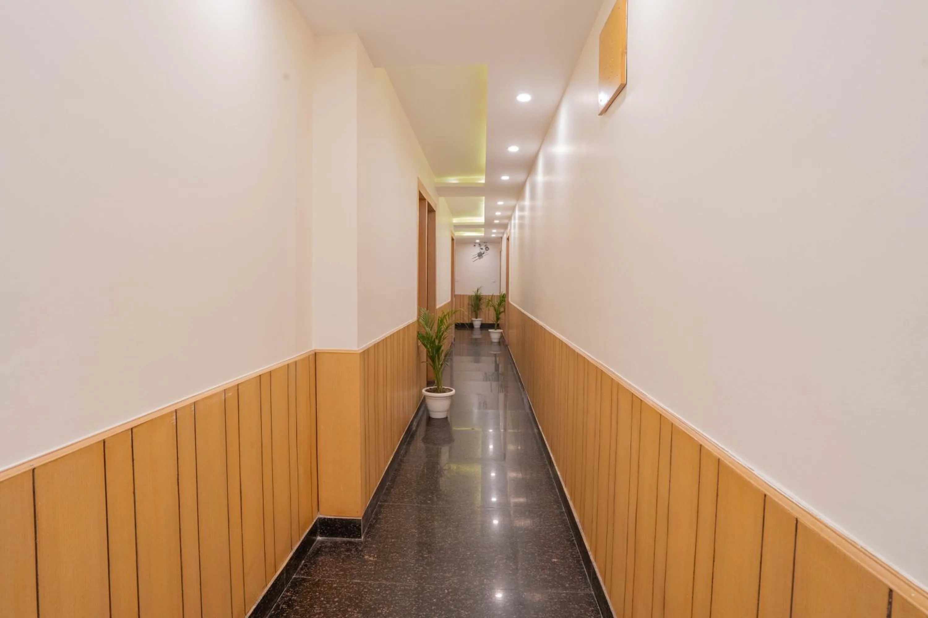 Lobby or reception in Super Hotel by Perfectstayz Mall Road