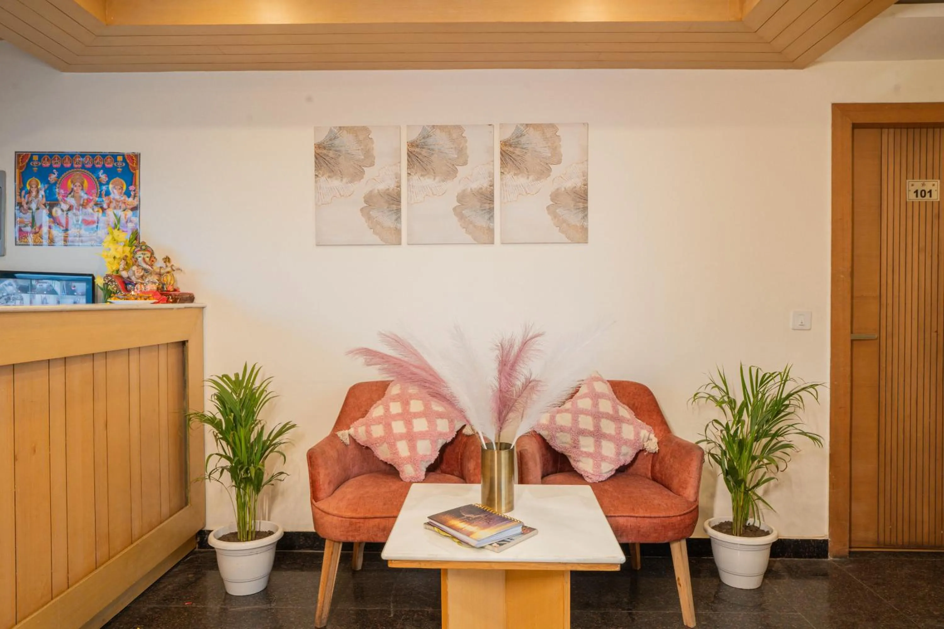 Lobby or reception in Super Hotel by Perfectstayz Mall Road