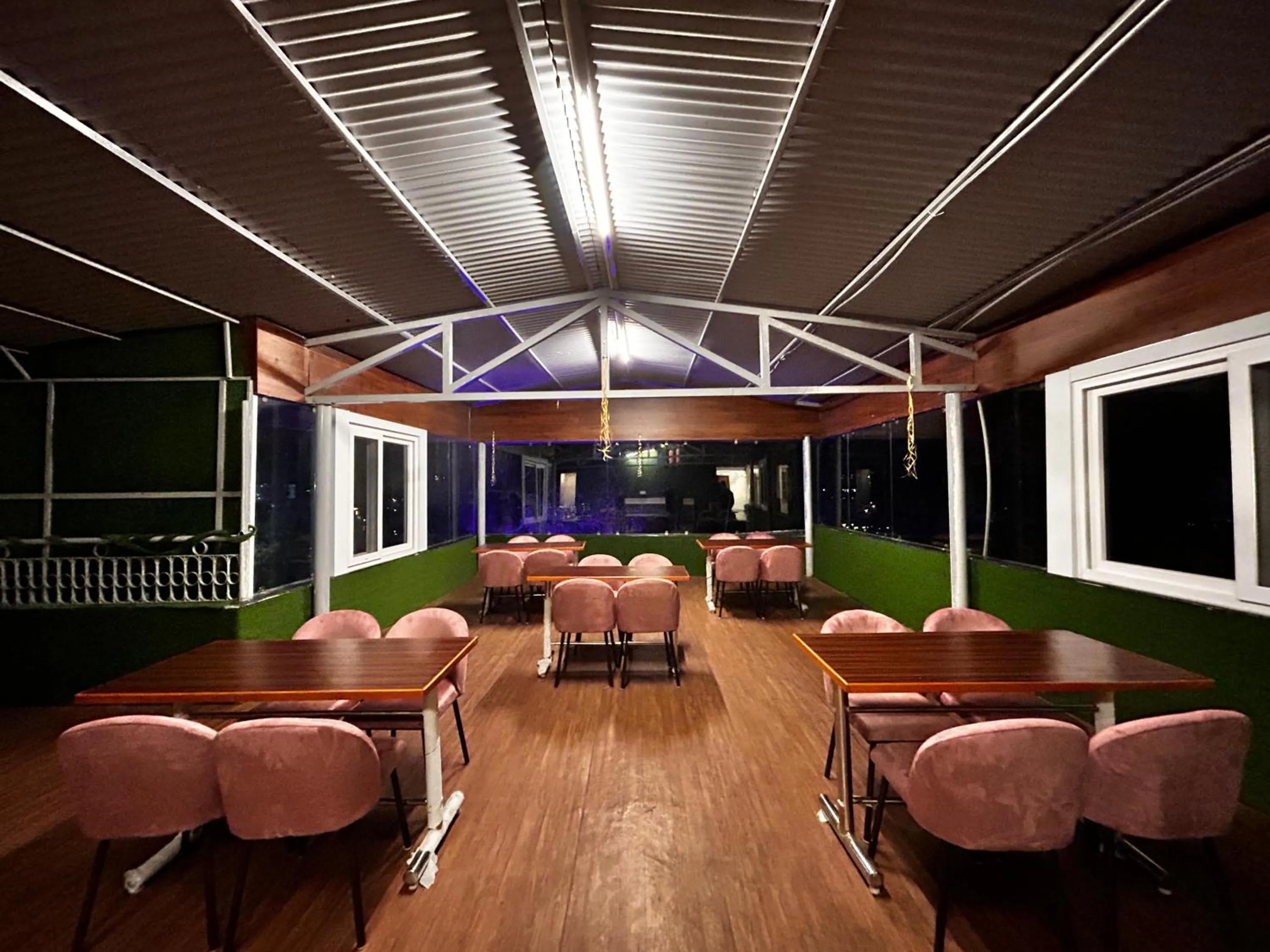 Night in Super Hotel by Perfectstayz Mall Road