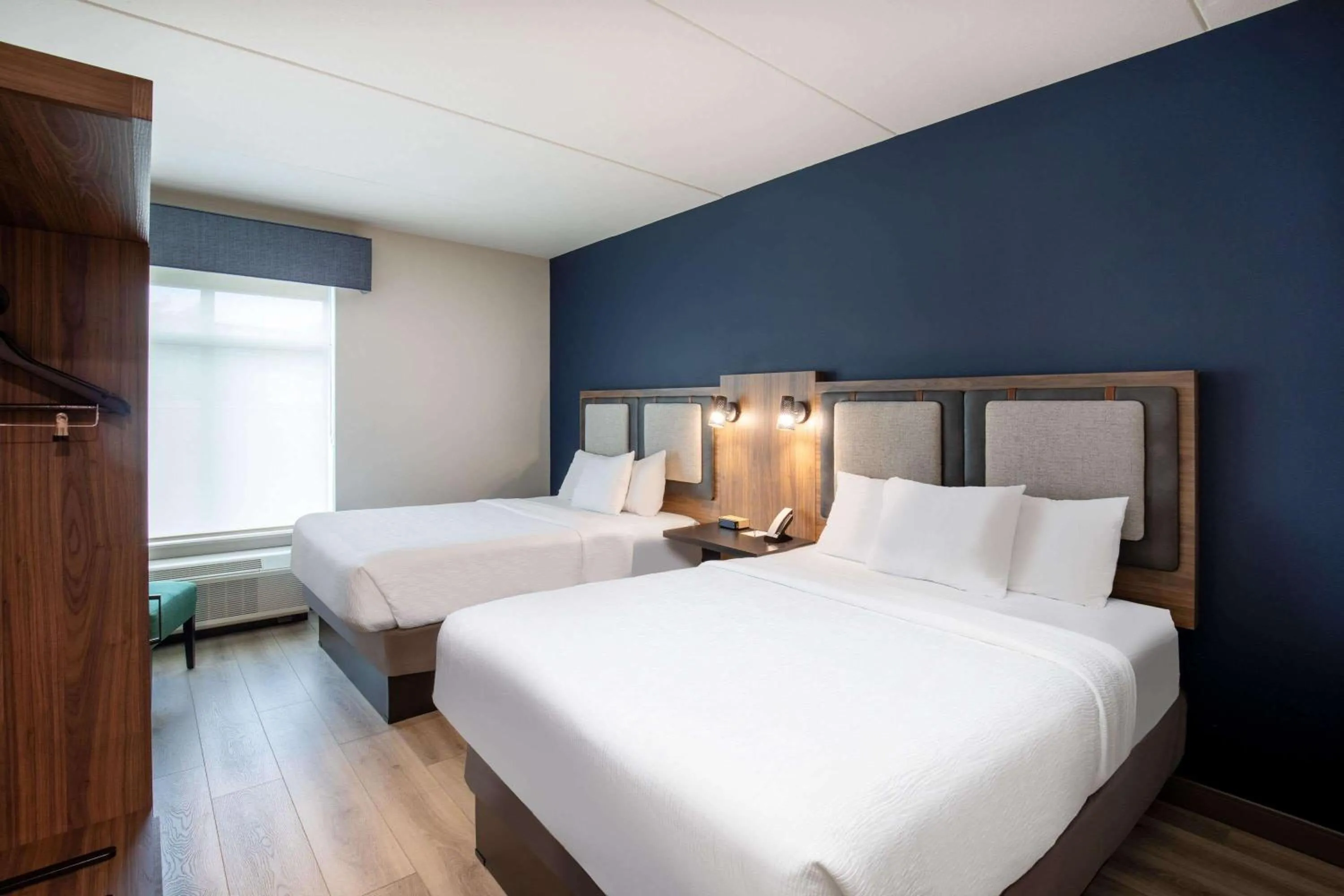 Bed in La Quinta Inn & Suites by Wyndham Chattanooga Downtown/South