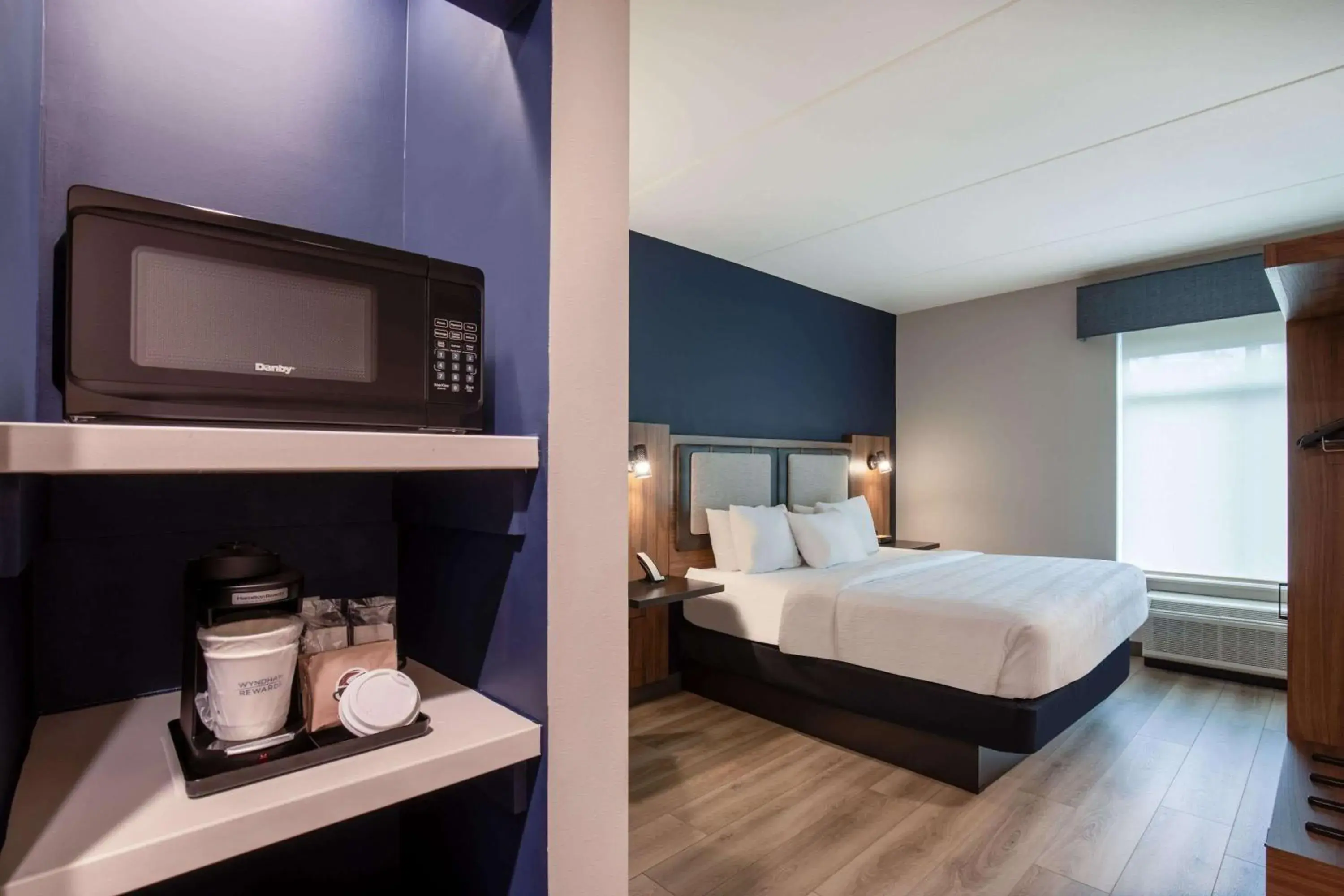 Bed in La Quinta Inn & Suites by Wyndham Chattanooga Downtown/South Bed in La Quinta Inn & Suites by Wyndham Chattanooga Downtown/South