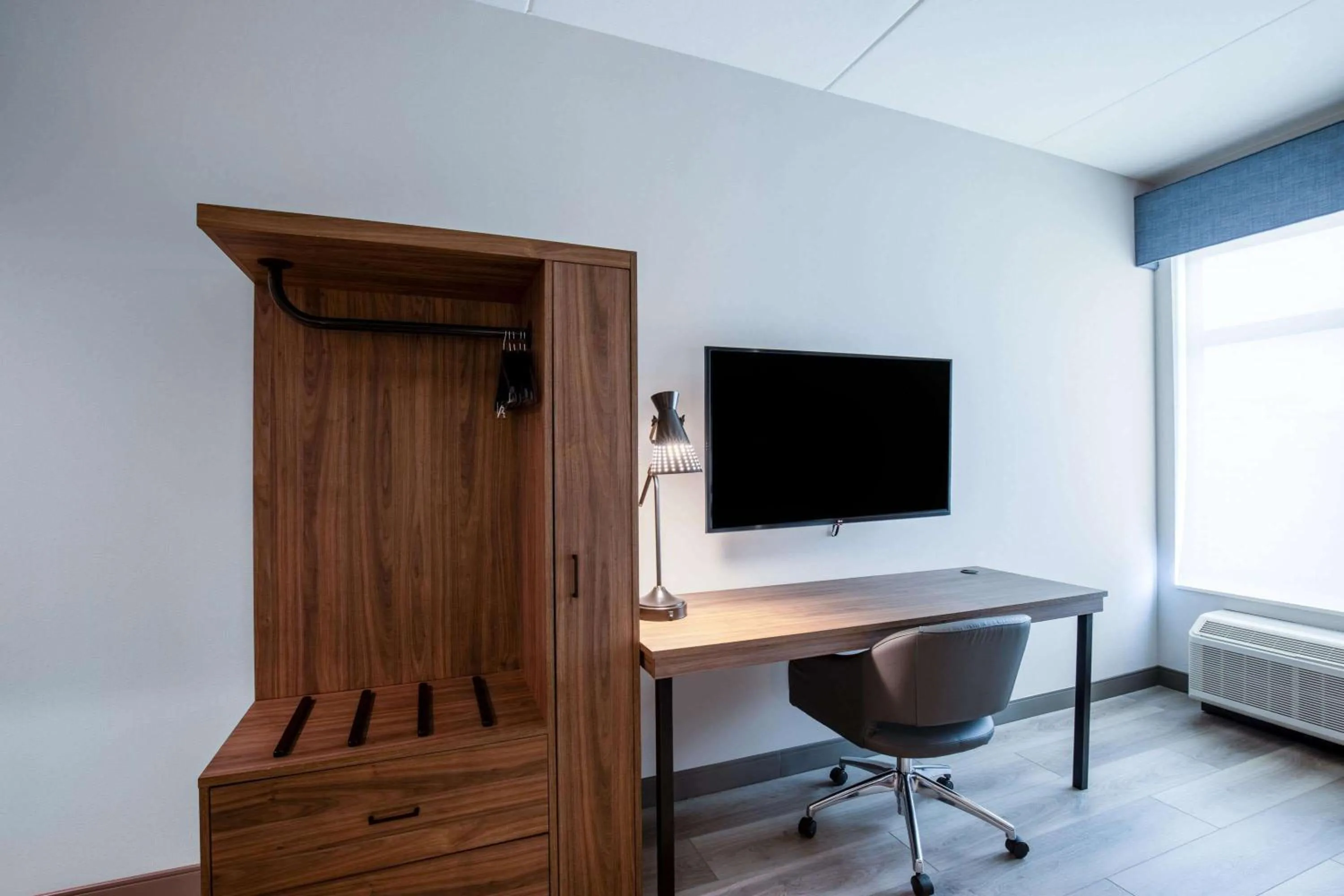 TV and multimedia in La Quinta Inn & Suites by Wyndham Chattanooga Downtown/South