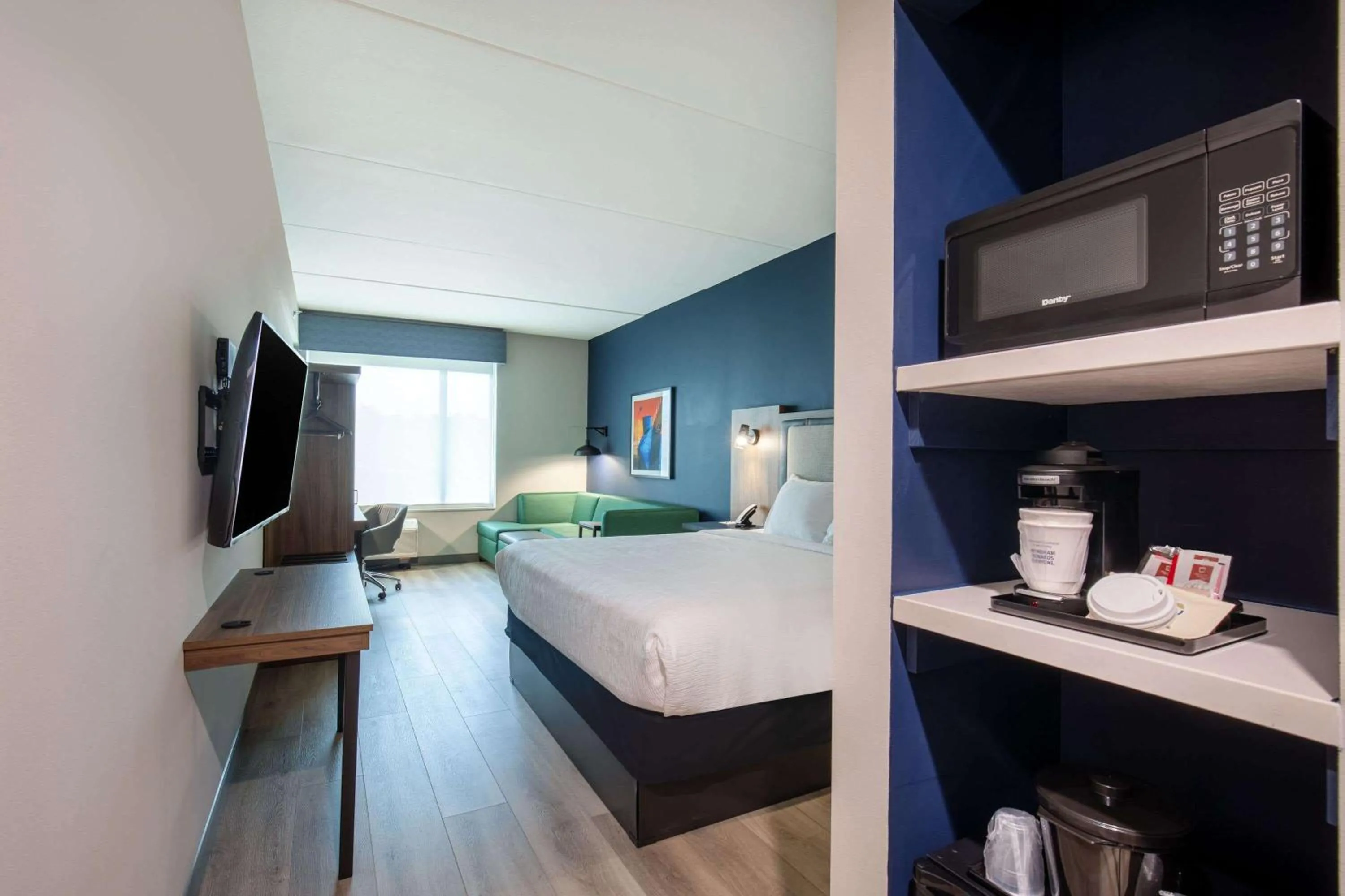 Bed in La Quinta Inn & Suites by Wyndham Chattanooga Downtown/South