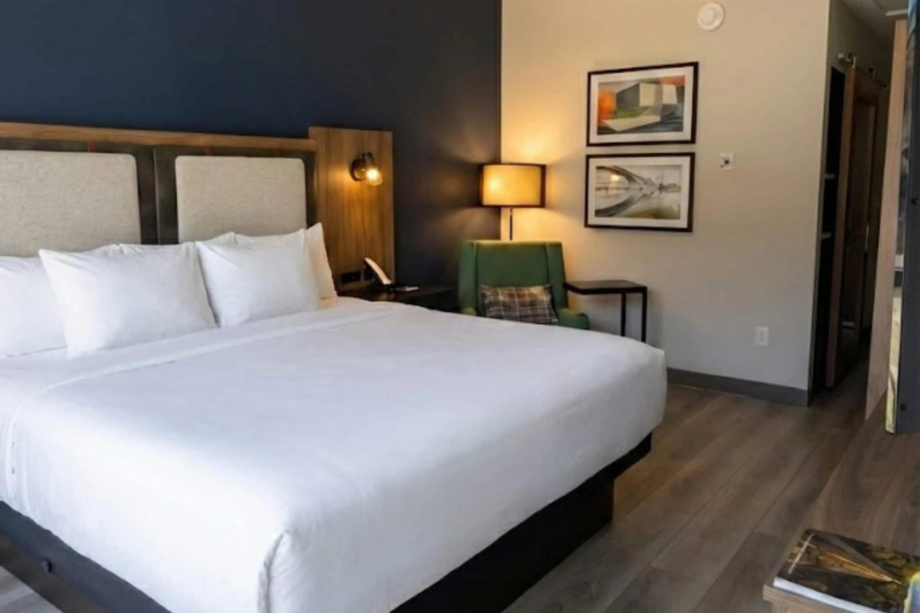 Photo of the whole room, Bed in La Quinta Inn & Suites by Wyndham Chattanooga Downtown/South