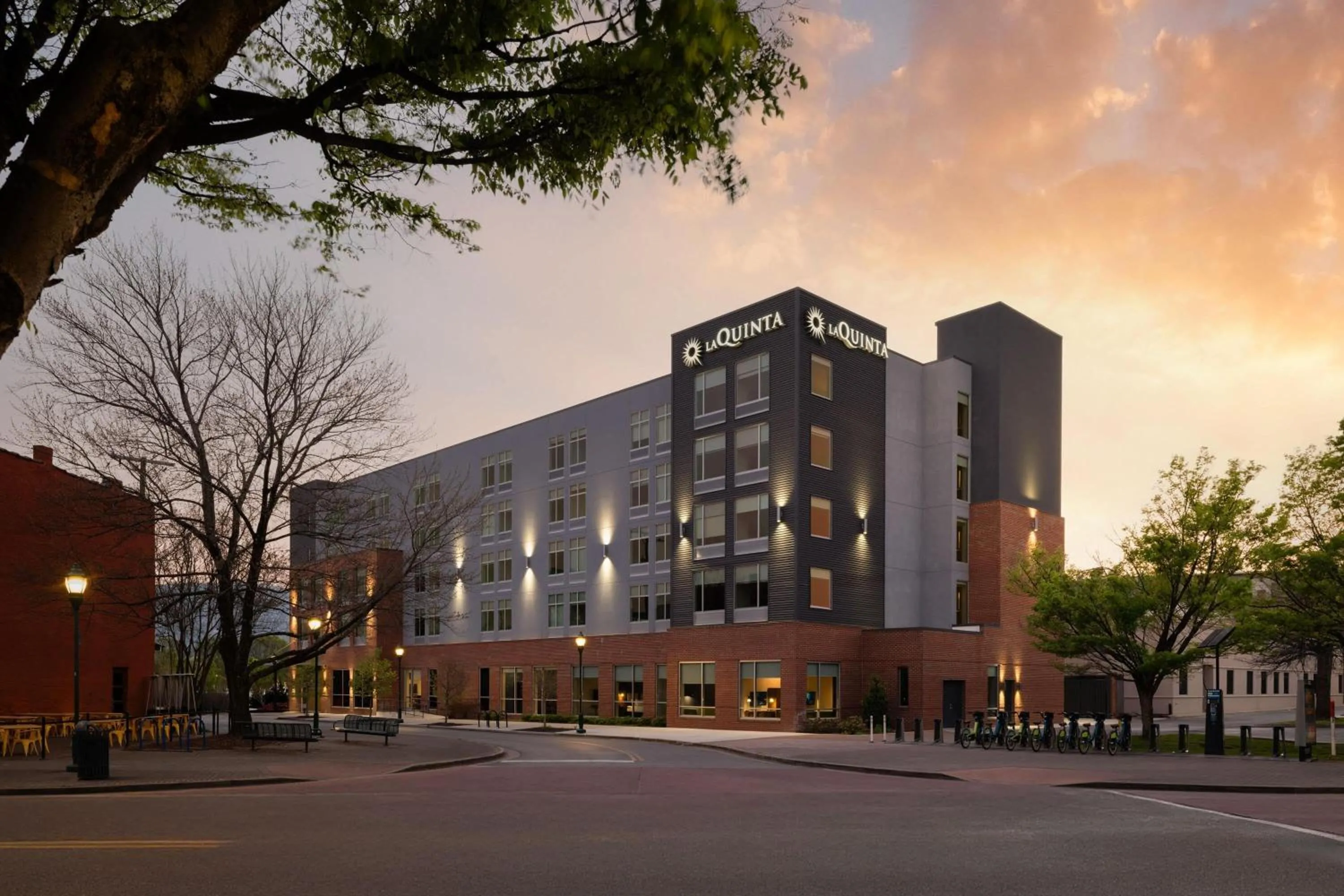 Property building in La Quinta Inn & Suites by Wyndham Chattanooga Downtown/South