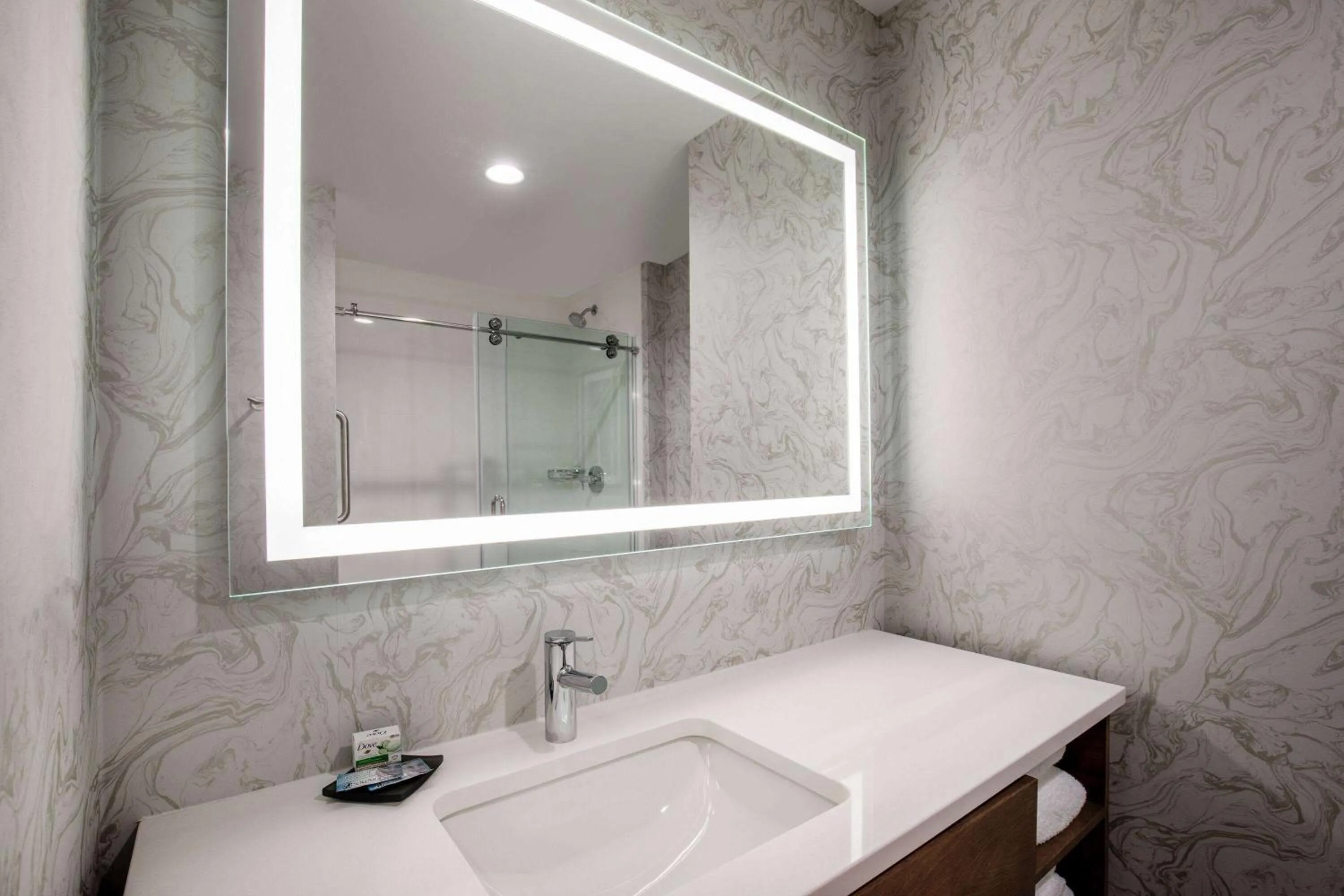 Shower in La Quinta Inn & Suites by Wyndham Chattanooga Downtown/South