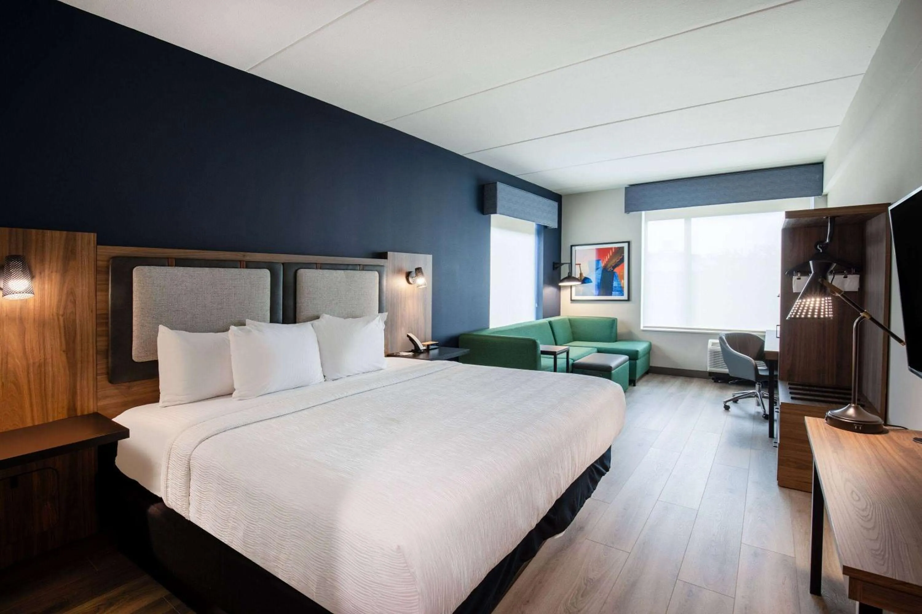 Bed in La Quinta Inn & Suites by Wyndham Chattanooga Downtown/South