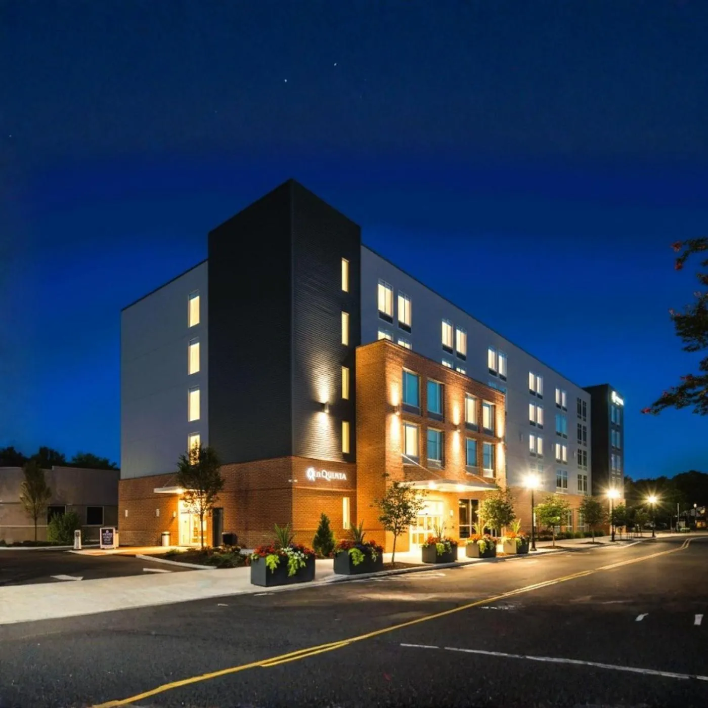 Property building in La Quinta Inn & Suites by Wyndham Chattanooga Downtown/South