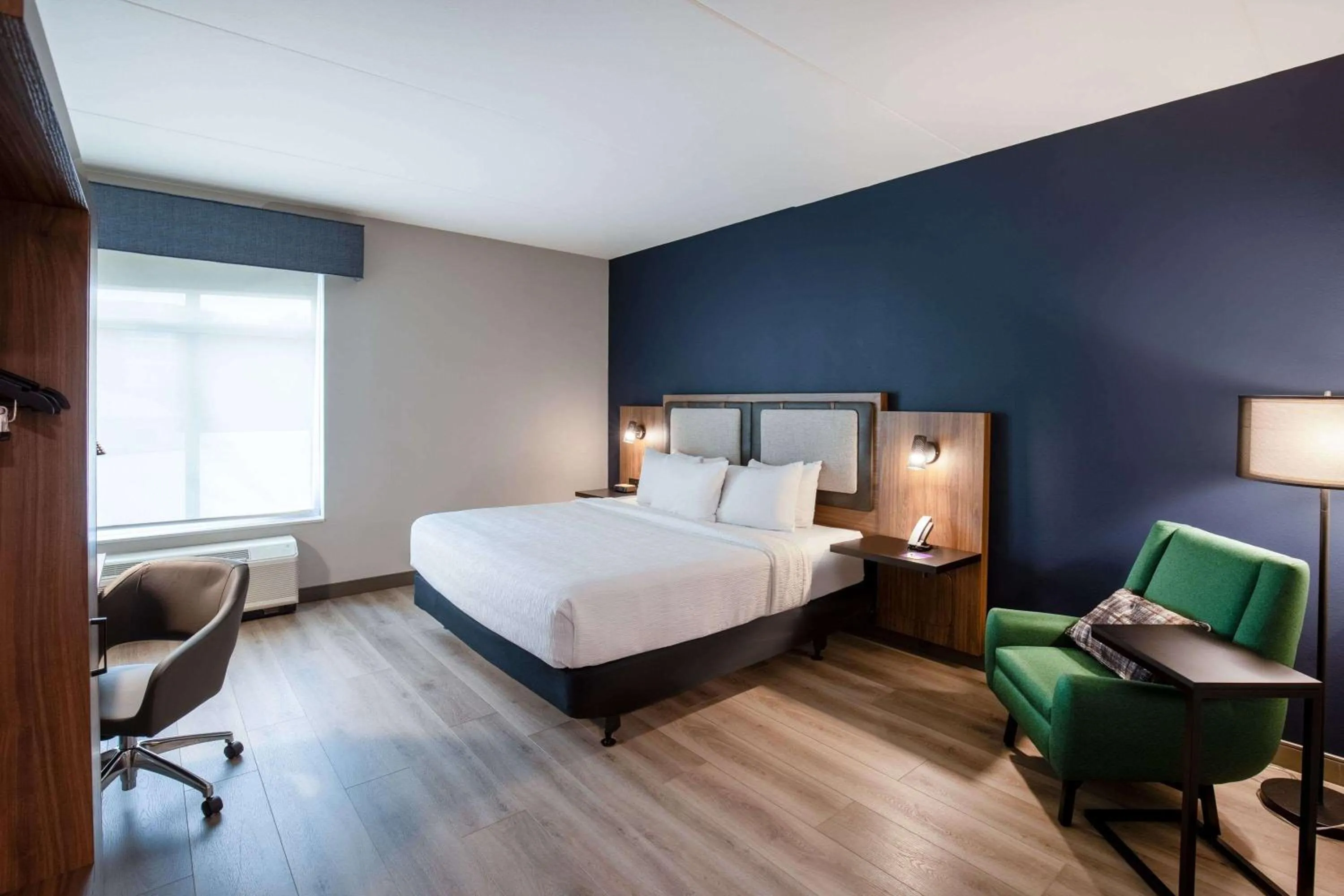 Bed in La Quinta Inn & Suites by Wyndham Chattanooga Downtown/South