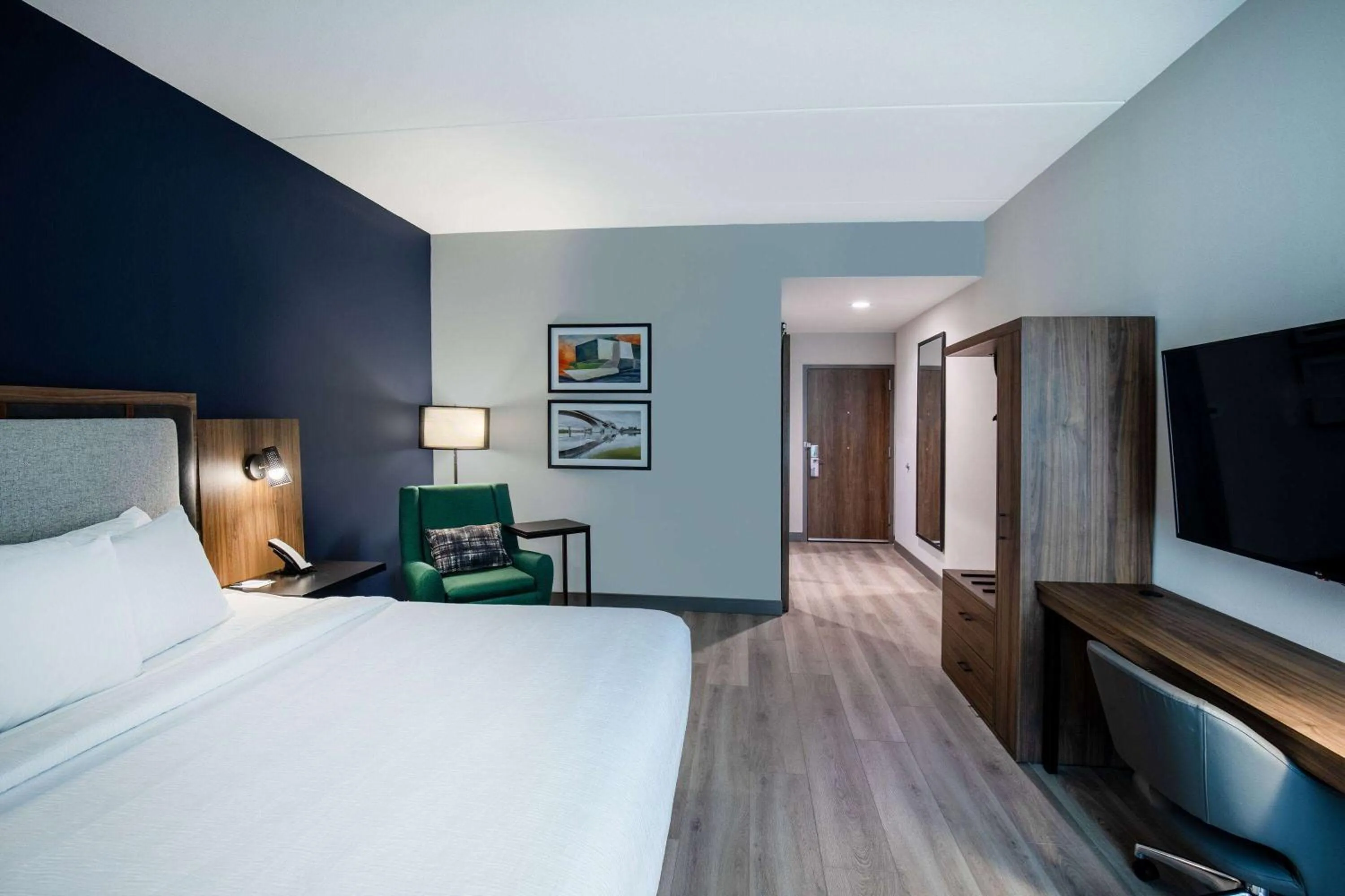 Bed in La Quinta Inn & Suites by Wyndham Chattanooga Downtown/South