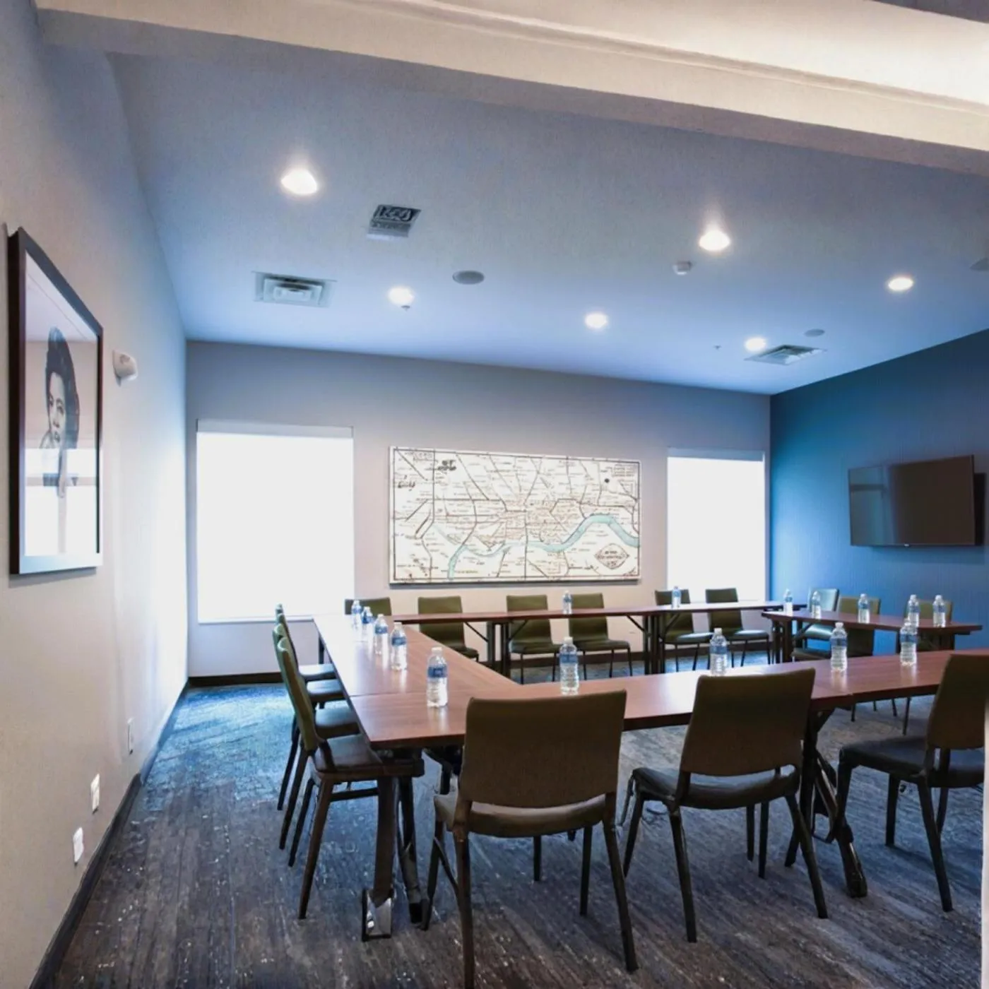 TV and multimedia in La Quinta Inn & Suites by Wyndham Chattanooga Downtown/South