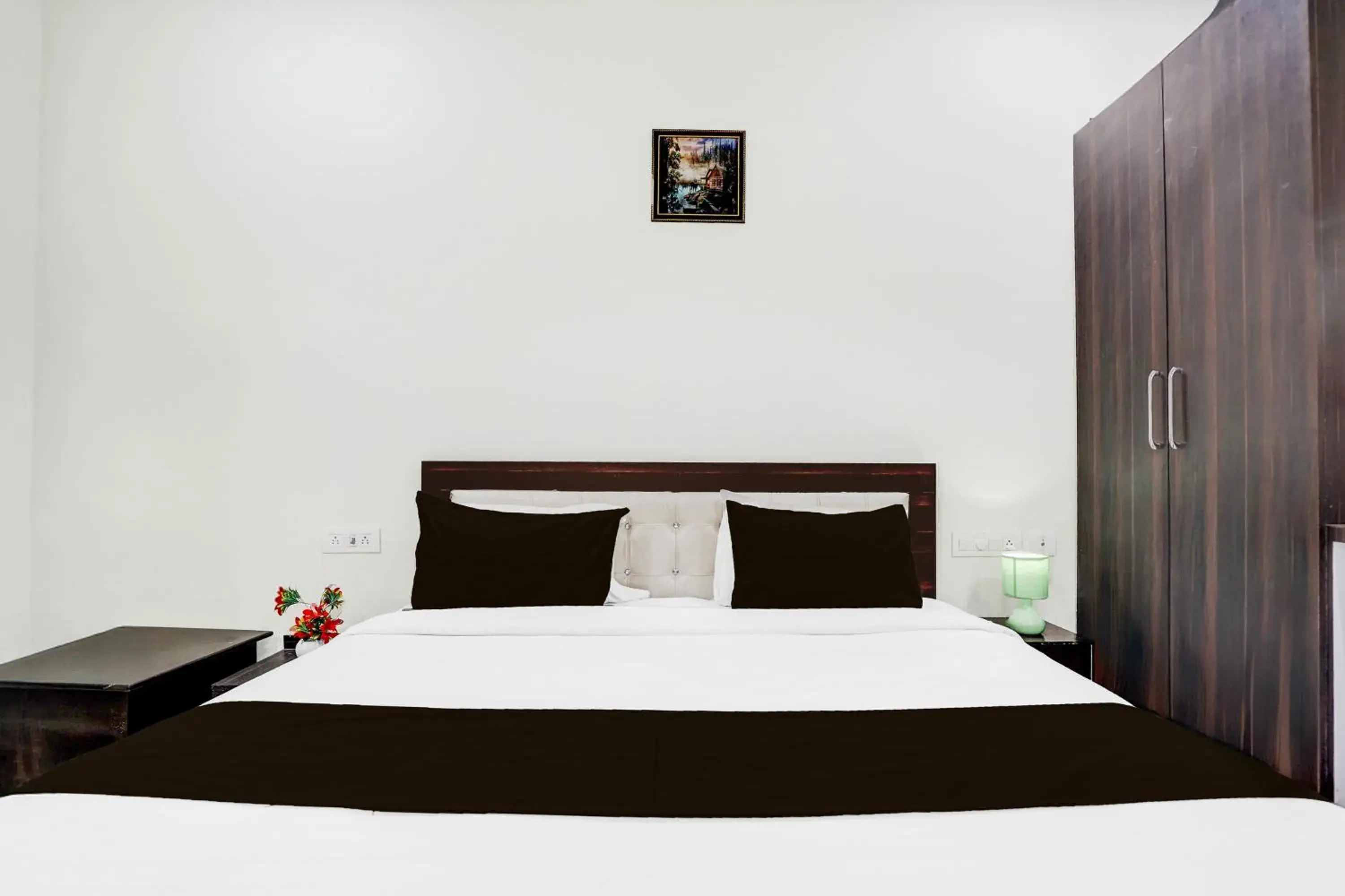 Bedroom, Bed in Super Townhouse Faizabad Road Opp BBD University Bedroom, Bed in Super Townhouse Faizabad Road Opp BBD University