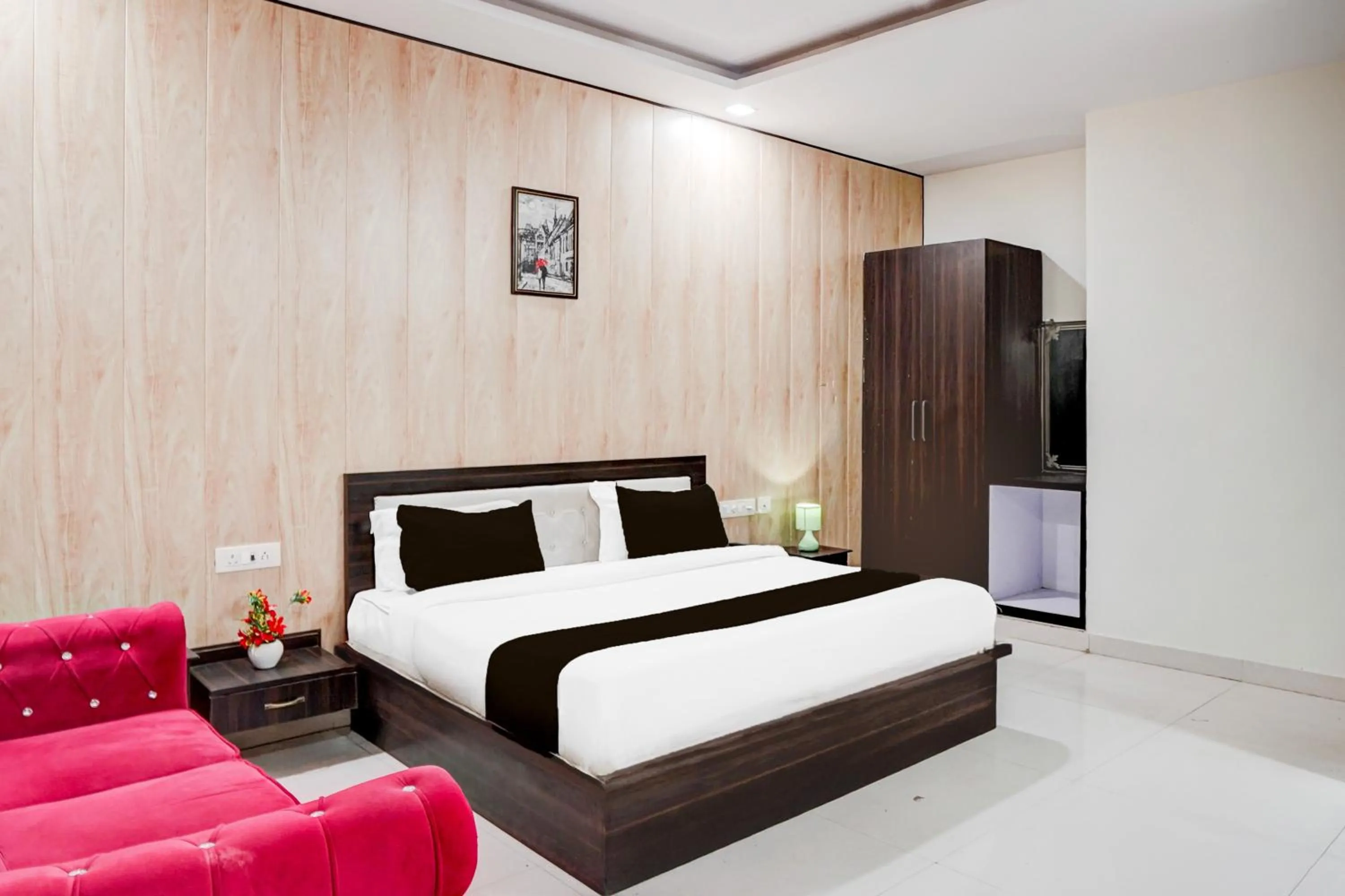 Bedroom, Bed in Super Townhouse Faizabad Road Opp BBD University