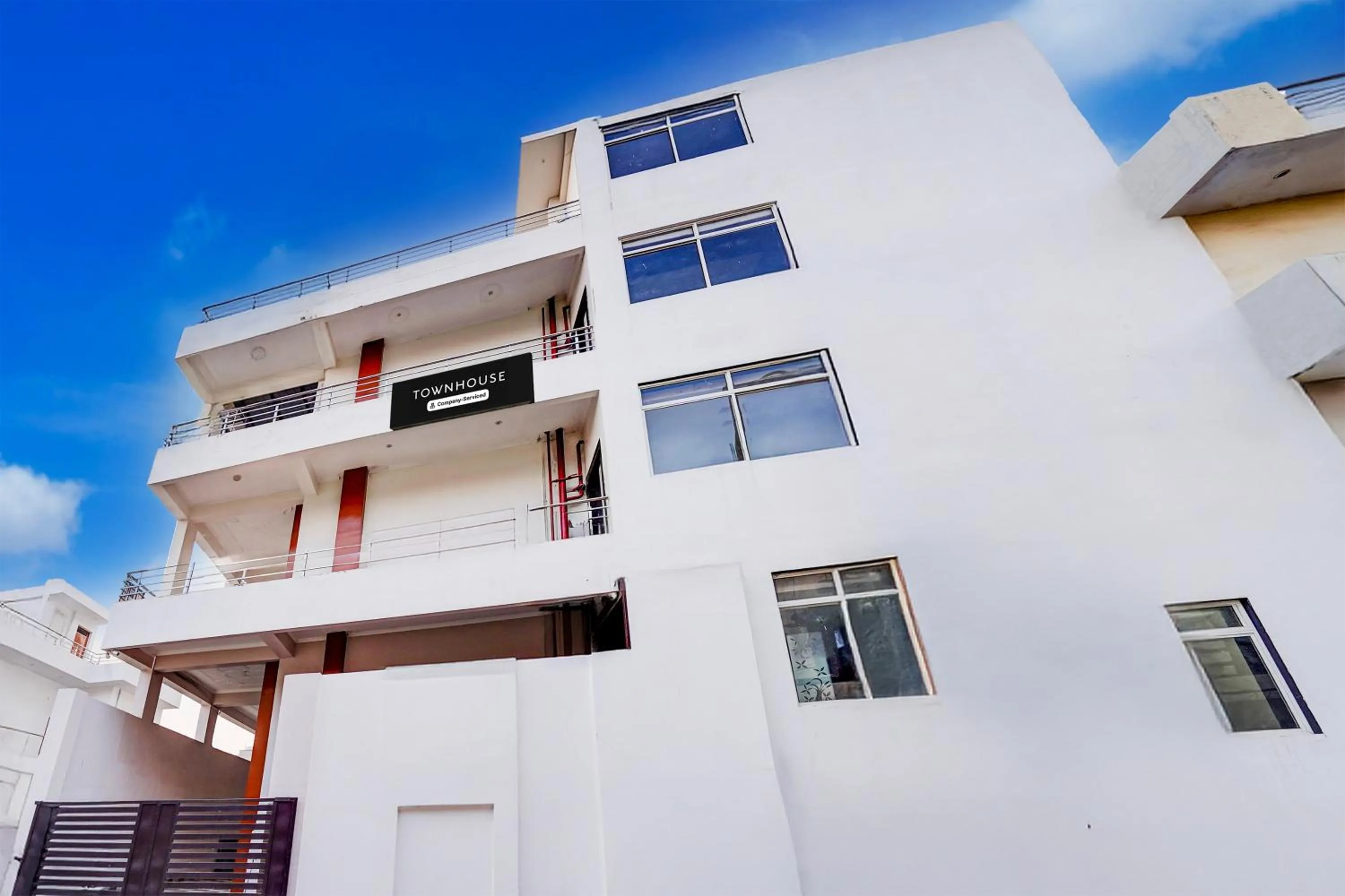 Facade/entrance in Super Townhouse Faizabad Road Opp BBD University