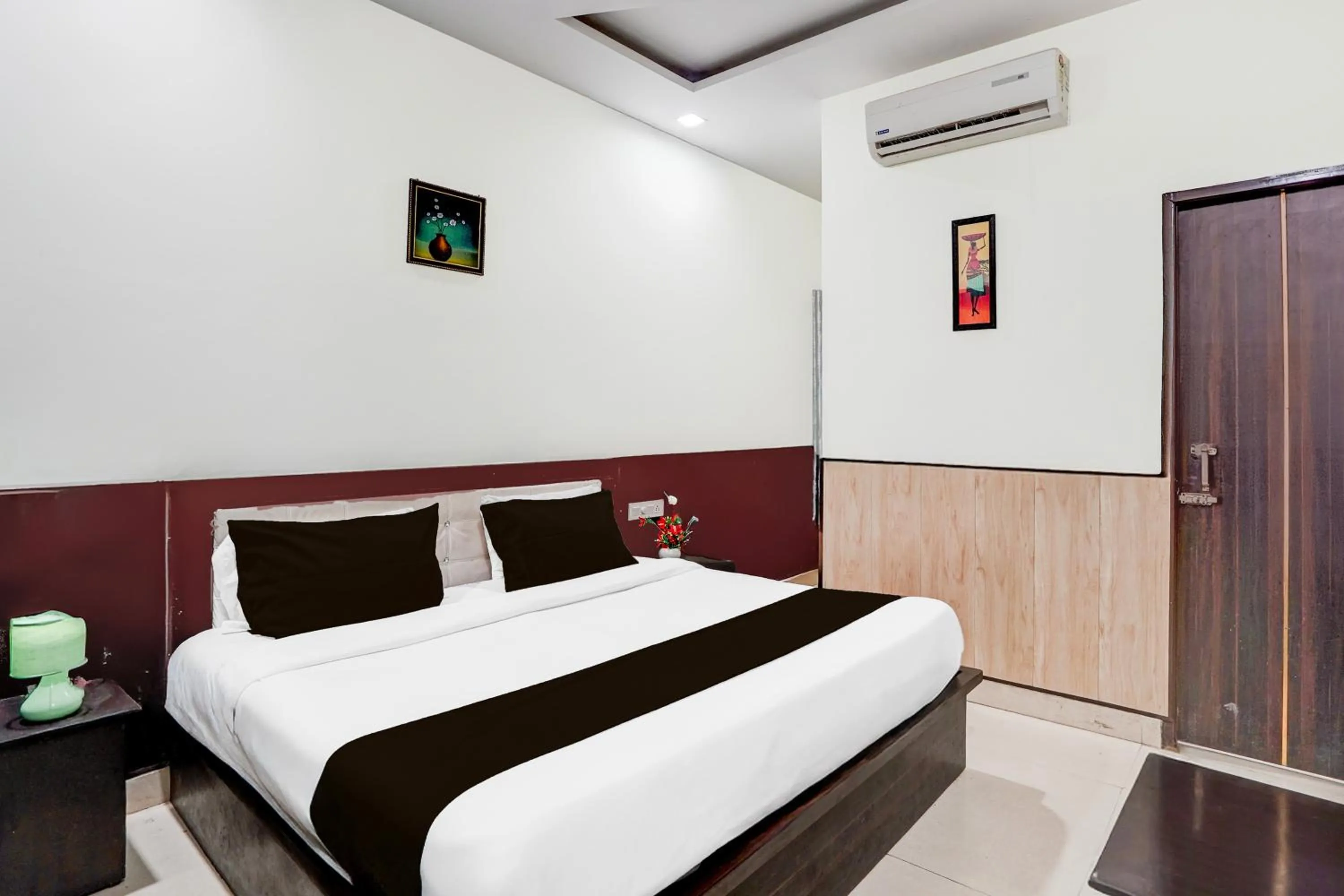 Bedroom, Bed in Super Townhouse Faizabad Road Opp BBD University