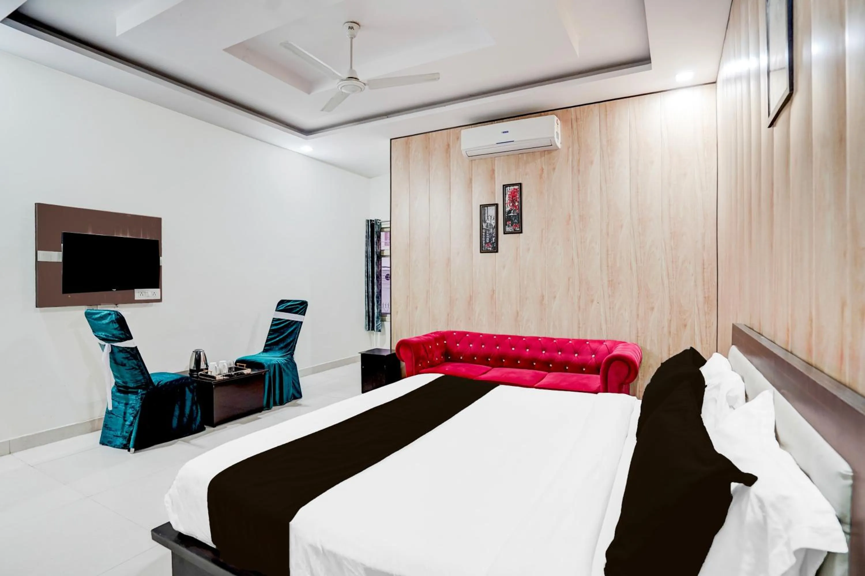 Bedroom, Bed in Super Townhouse Faizabad Road Opp BBD University