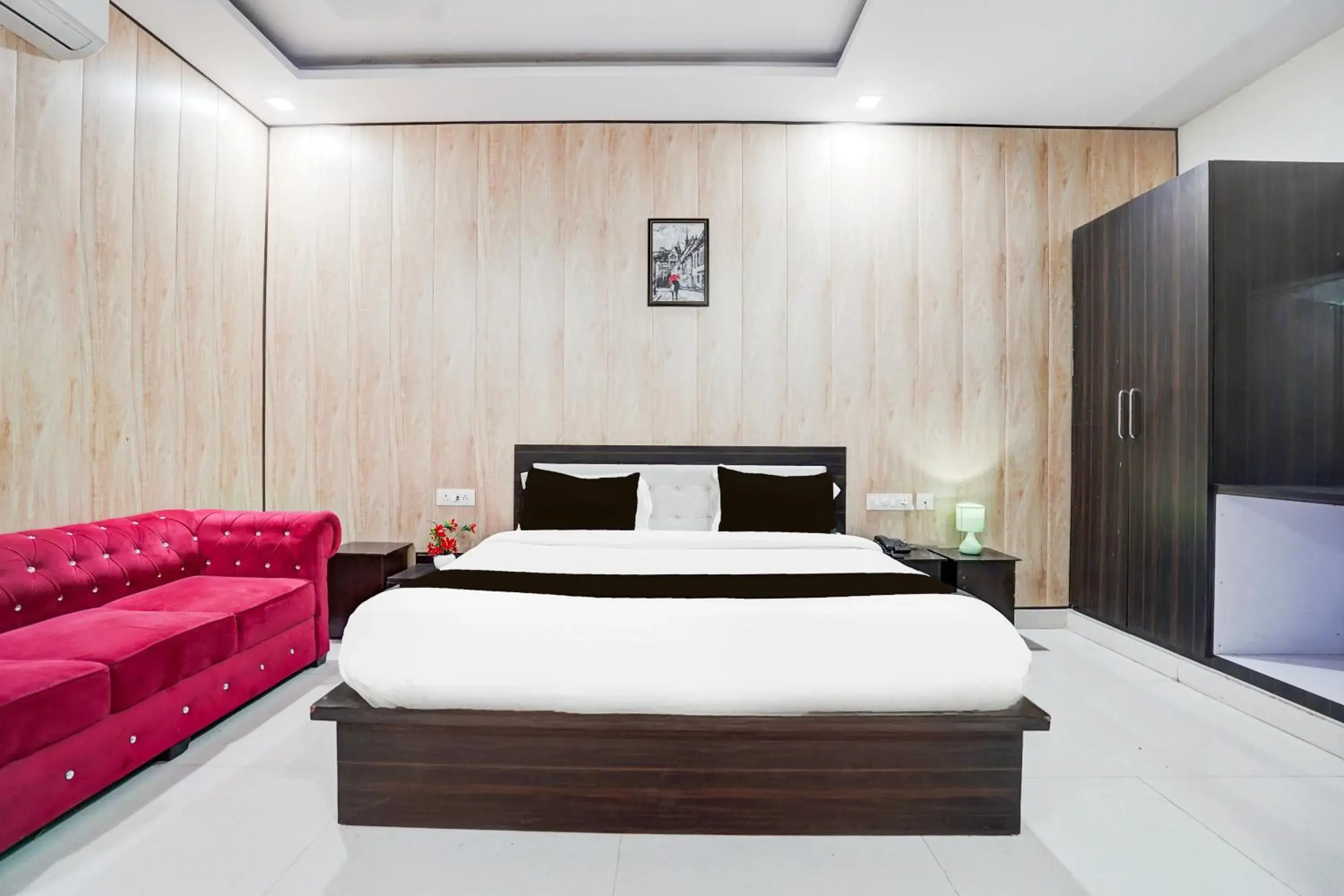 Bedroom, Bed in Super Townhouse Faizabad Road Opp BBD University Bedroom, Bed in Super Townhouse Faizabad Road Opp BBD University