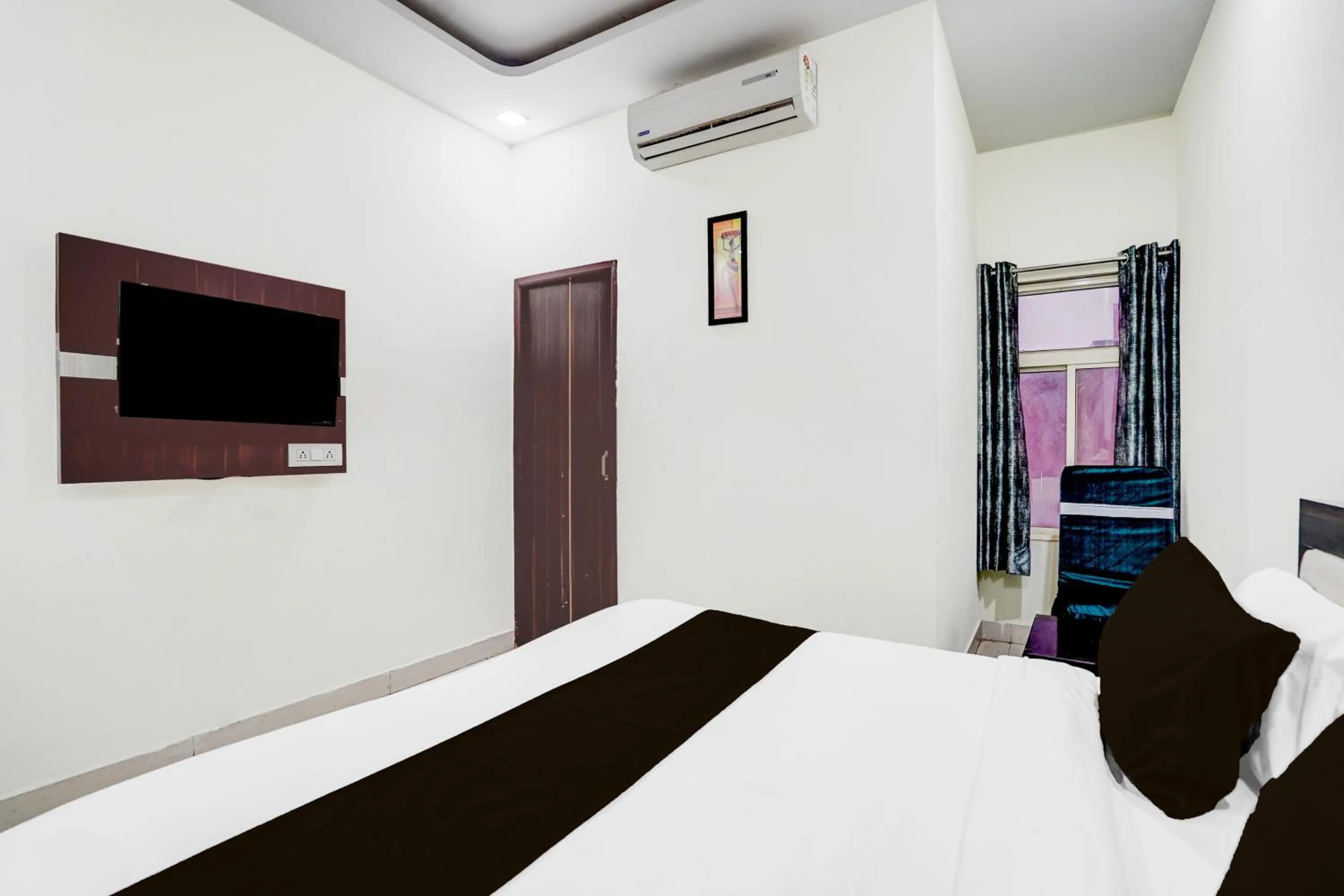 Bedroom, Bed in Super Townhouse Faizabad Road Opp BBD University