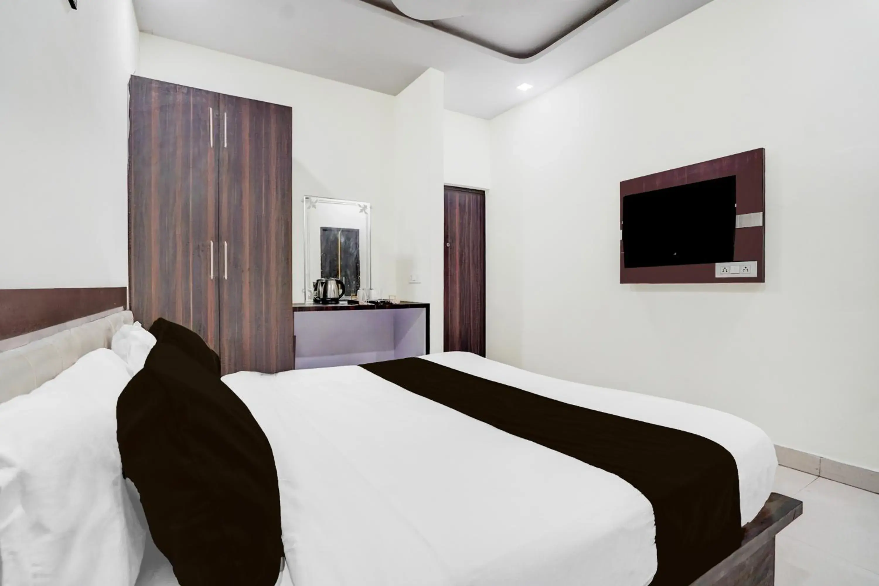 Bedroom, Bed in Super Townhouse Faizabad Road Opp BBD University Bedroom, Bed in Super Townhouse Faizabad Road Opp BBD University