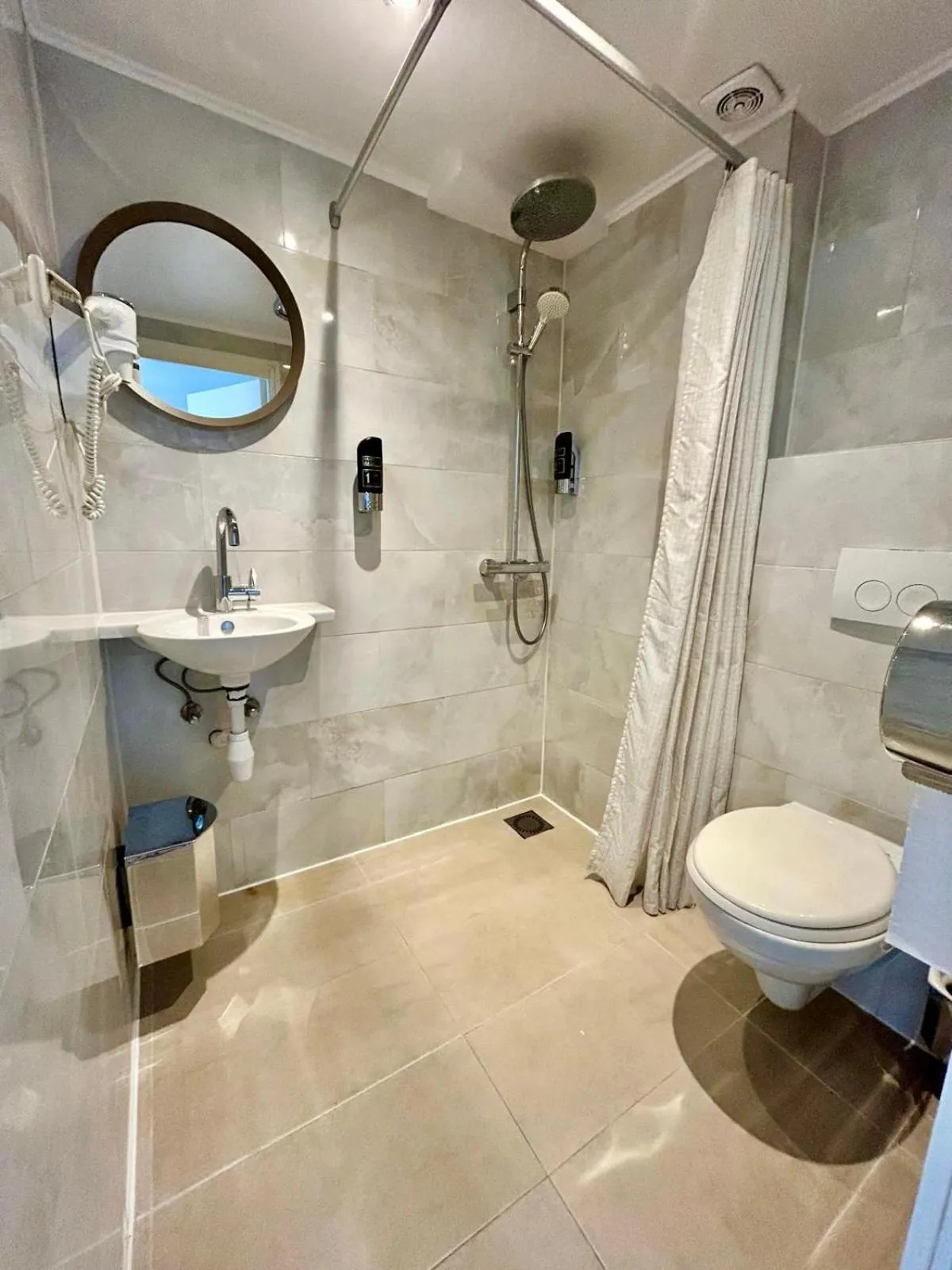 Shower in Hotel Damrak Inn