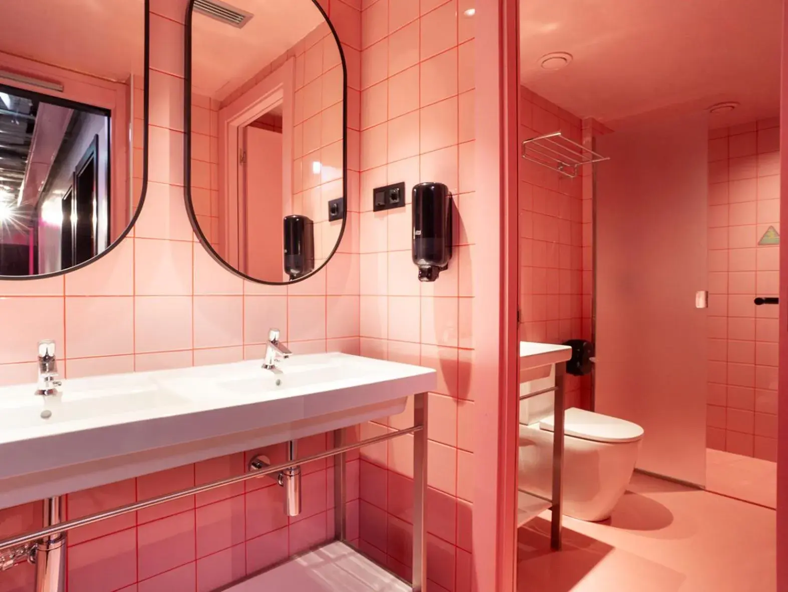 Bathroom in AMISTAT City Hostel Barcelona Bathroom in AMISTAT City Hostel Barcelona