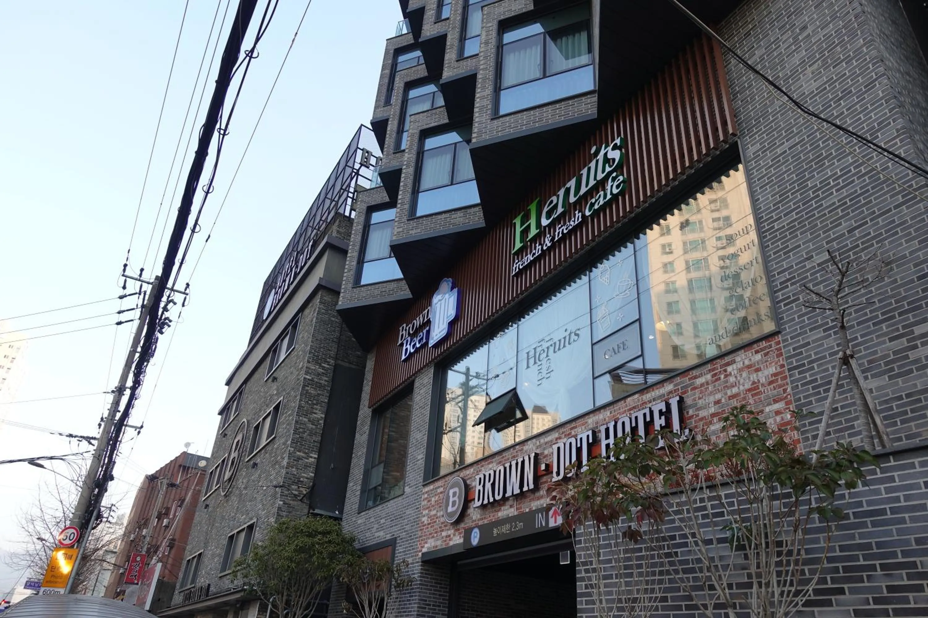 Property building in Brown Dot Hotel Masan Yangduck