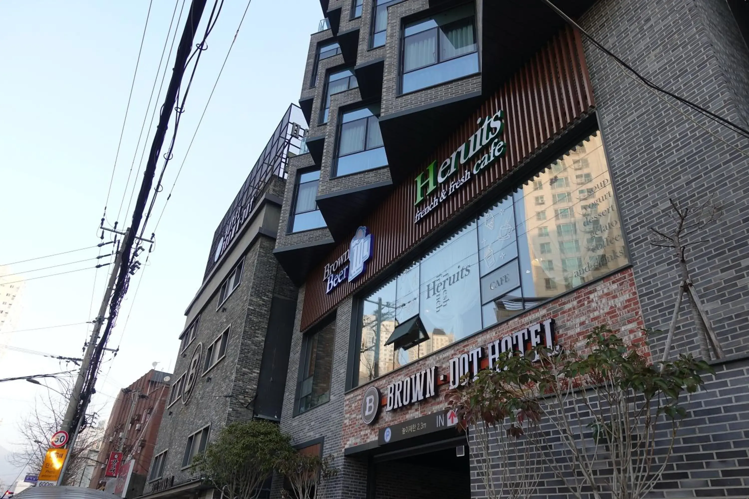 Property building in Brown Dot Hotel Masan Yangduck Property building in Brown Dot Hotel Masan Yangduck