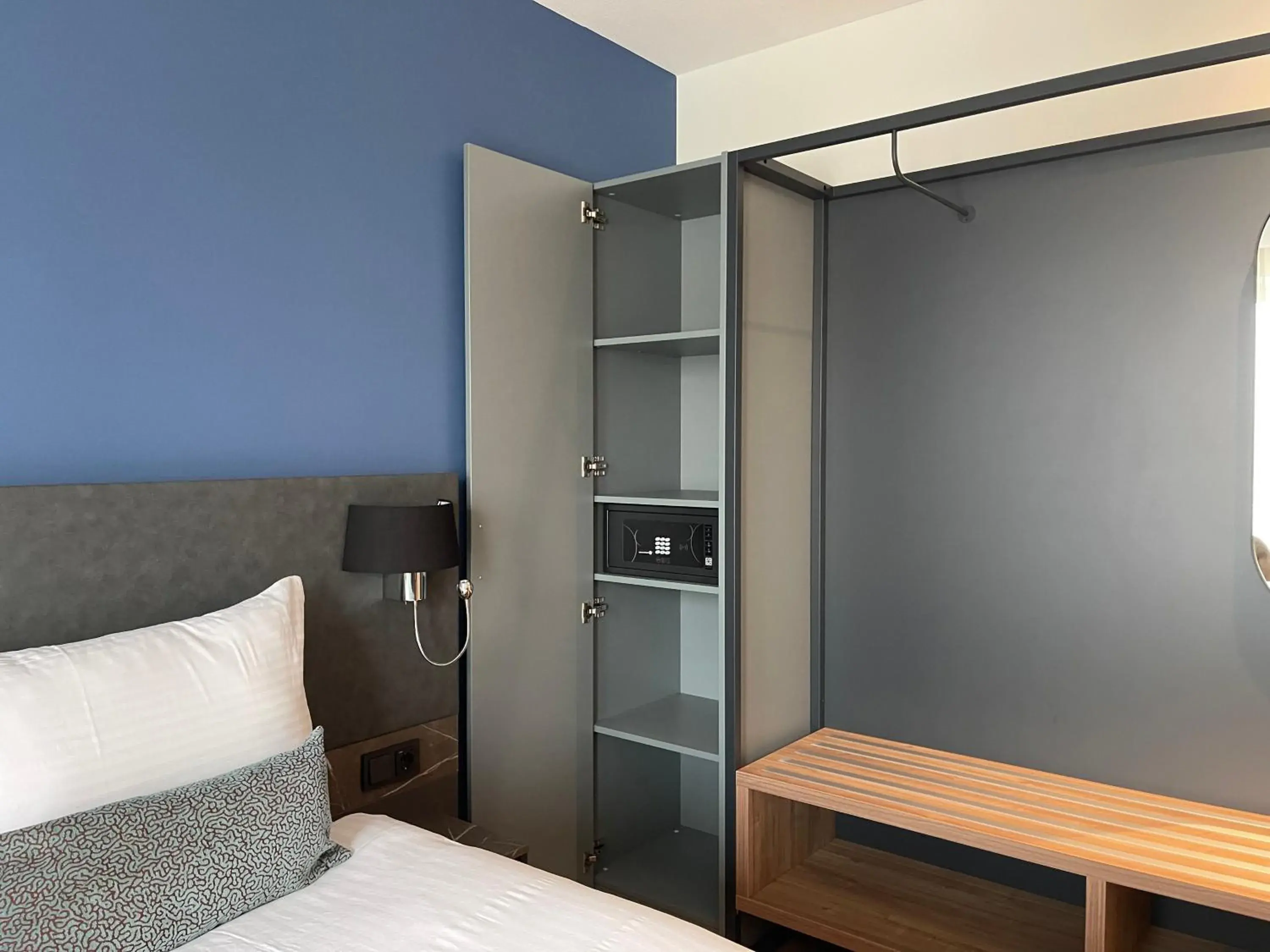 wardrobe, Bed in OZO Hotels Antares Airport wardrobe, Bed in OZO Hotels Antares Airport