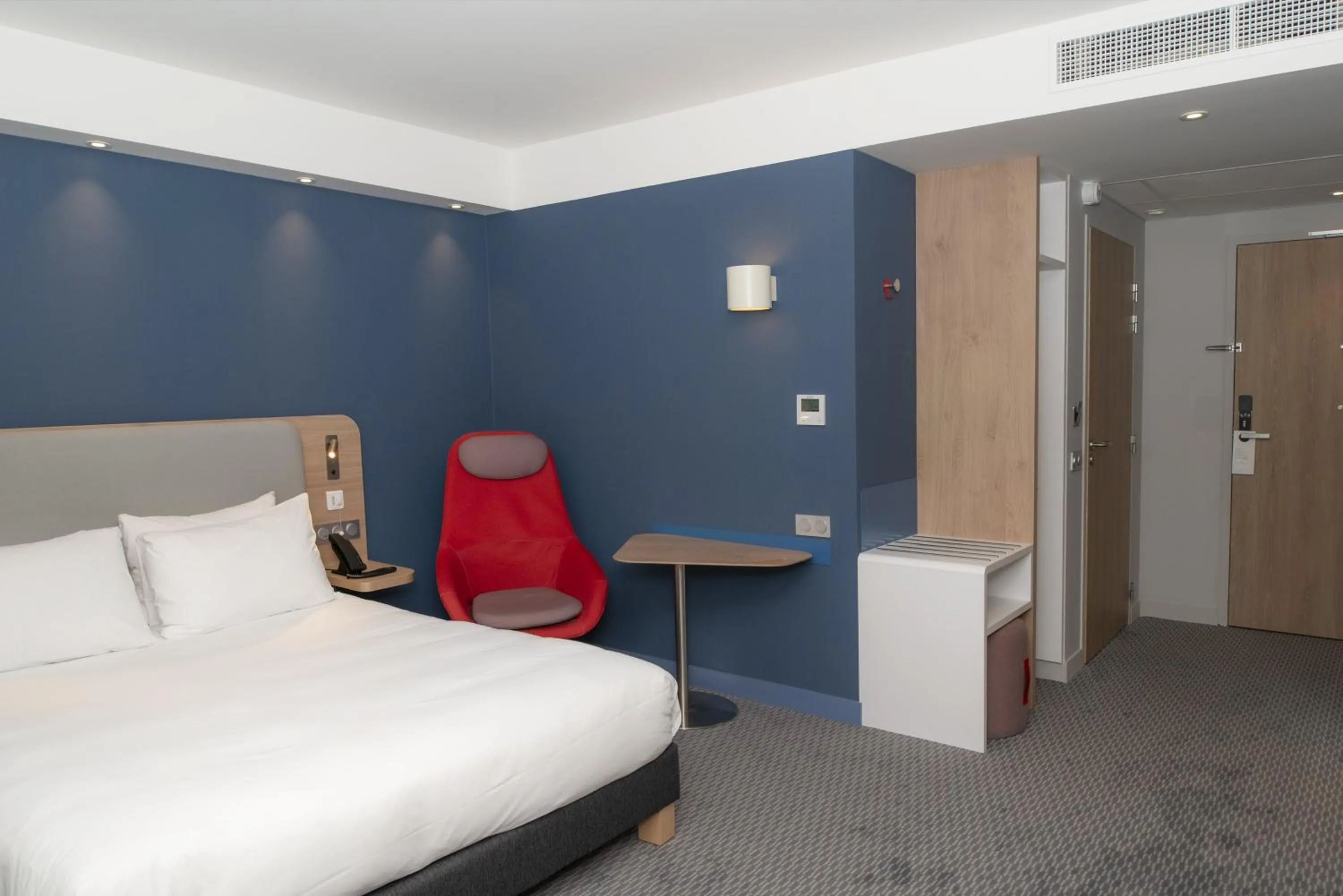 Photo of the whole room, Bed in Holiday Inn Express Caen Epron by IHG