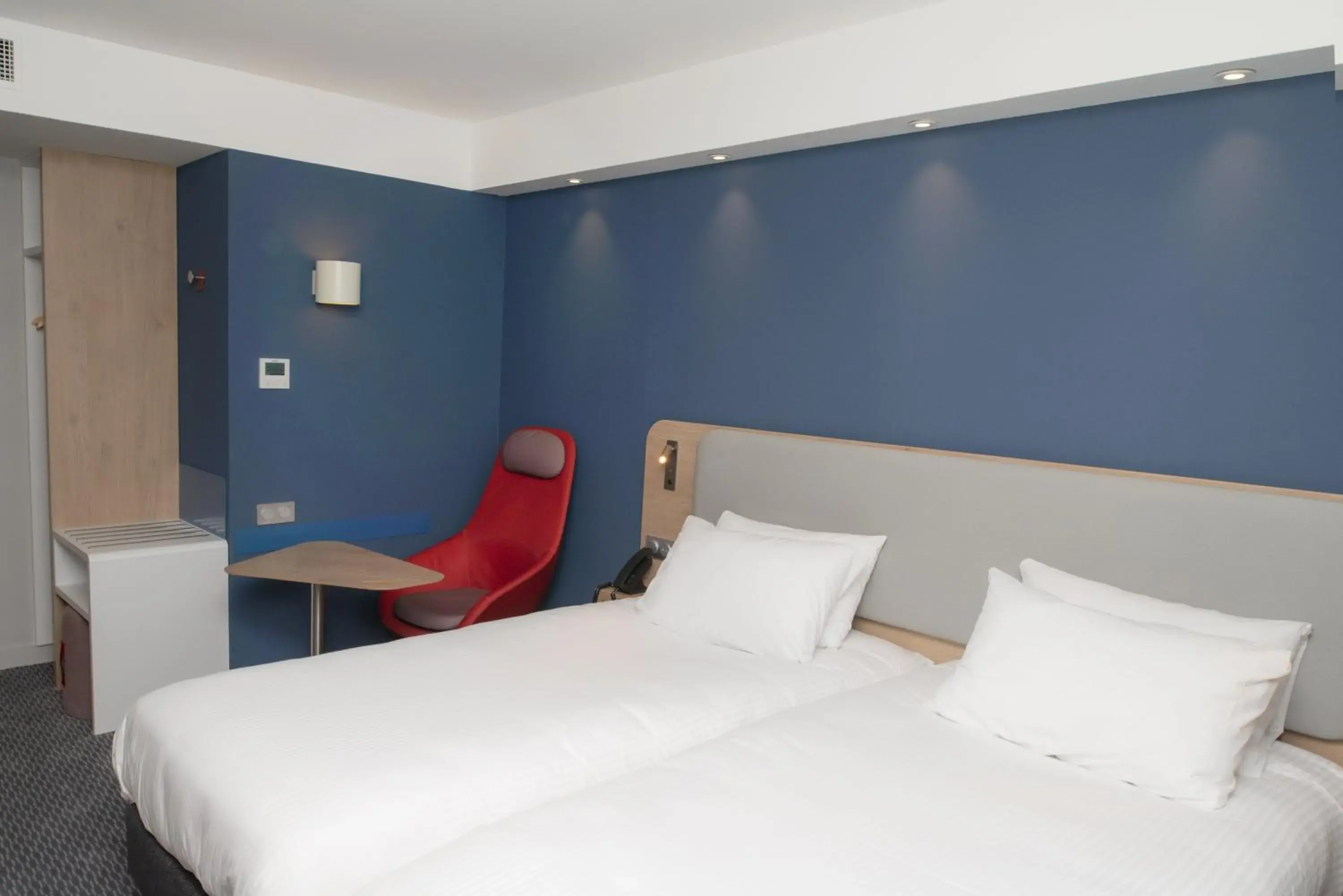 Photo of the whole room, Bed in Holiday Inn Express Caen Epron by IHG Photo of the whole room, Bed in Holiday Inn Express Caen Epron by IHG