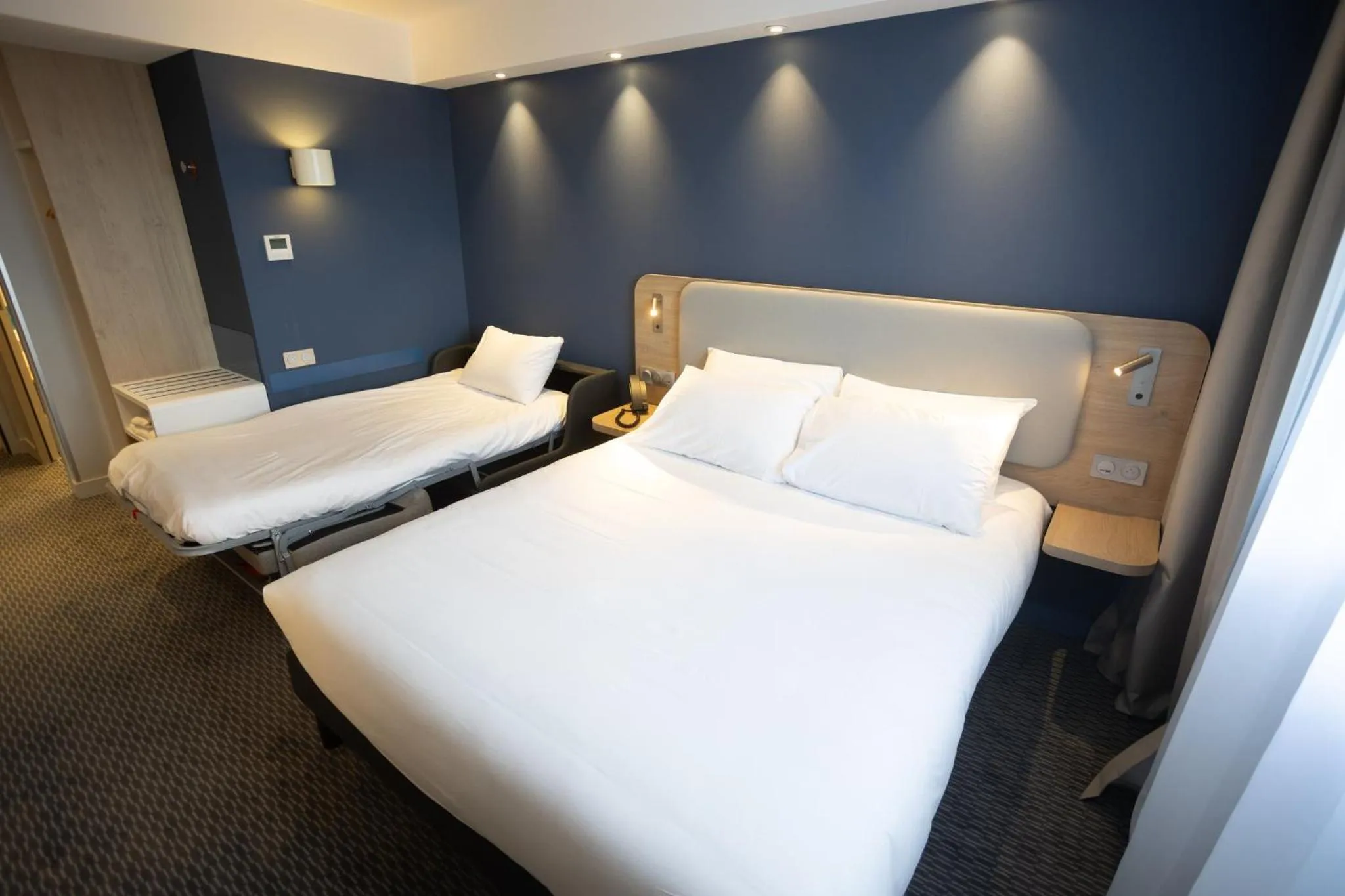 Photo of the whole room, Bed in Holiday Inn Express Caen Epron by IHG
