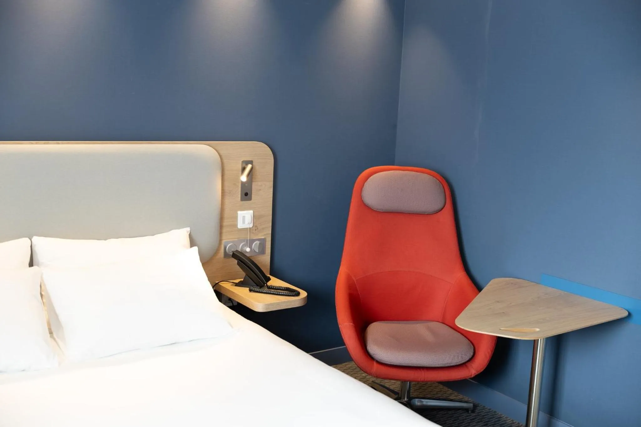 Photo of the whole room, Bed in Holiday Inn Express Caen Epron by IHG