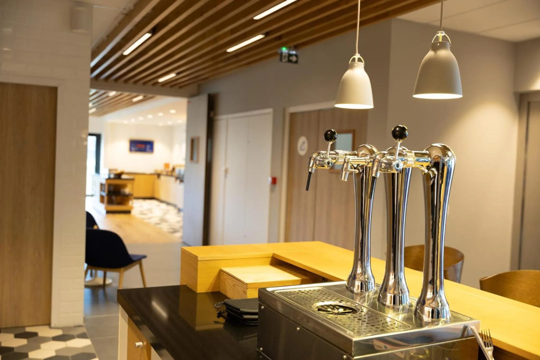 Lounge or bar in Holiday Inn Express Caen Epron by IHG