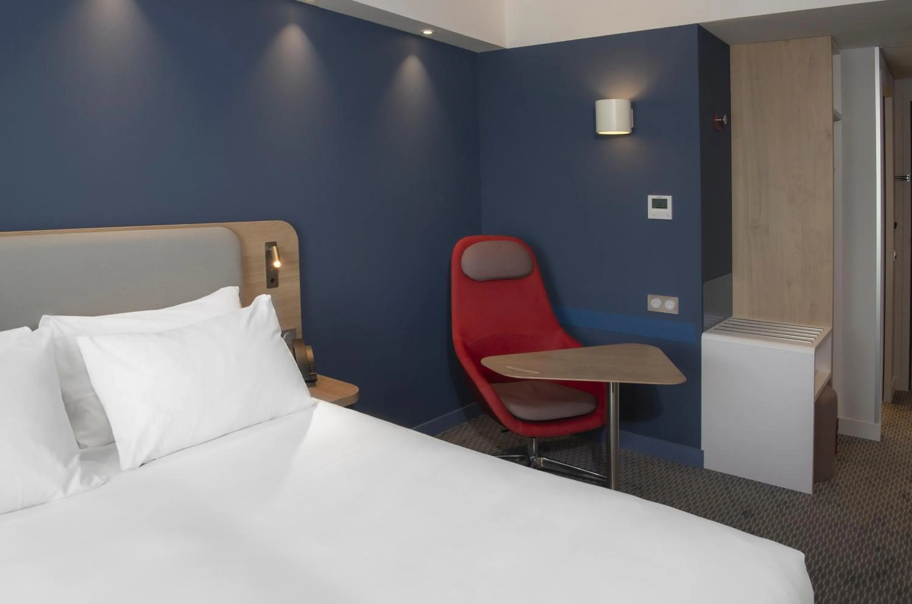 Photo of the whole room, Bed in Holiday Inn Express Caen Epron by IHG