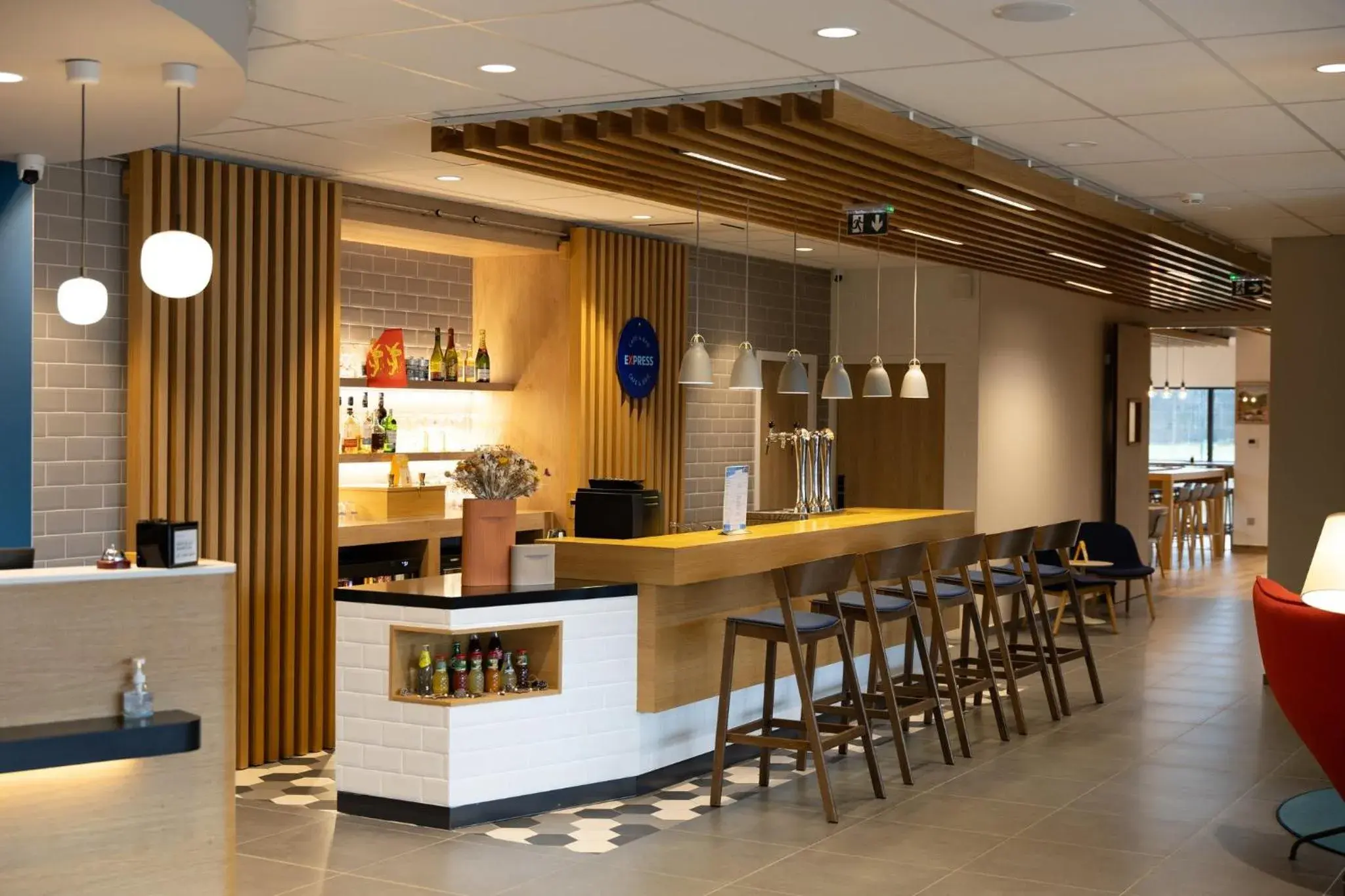 Lounge or bar in Holiday Inn Express Caen Epron by IHG Lounge or bar in Holiday Inn Express Caen Epron by IHG
