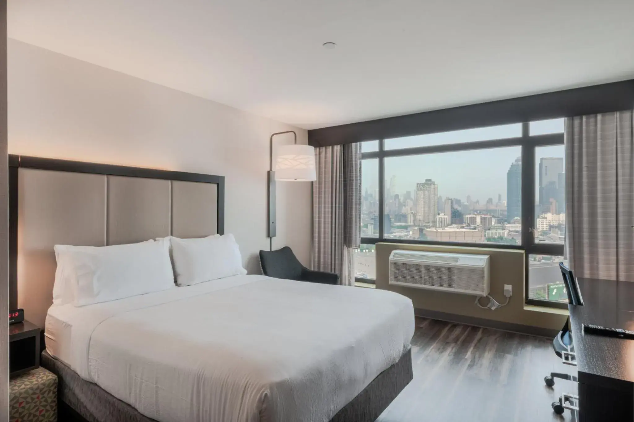 Standard King Room in Holiday Inn Express Long Island City E - New York by IHG Standard King Room in Holiday Inn Express Long Island City E - New York by IHG
