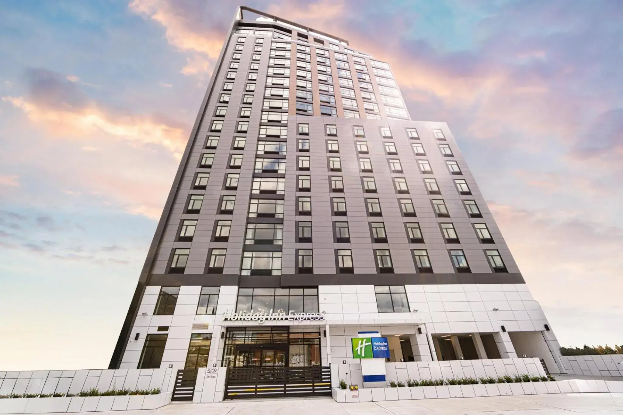 Property building in Holiday Inn Express Long Island City E - New York by IHG Property building in Holiday Inn Express Long Island City E - New York by IHG