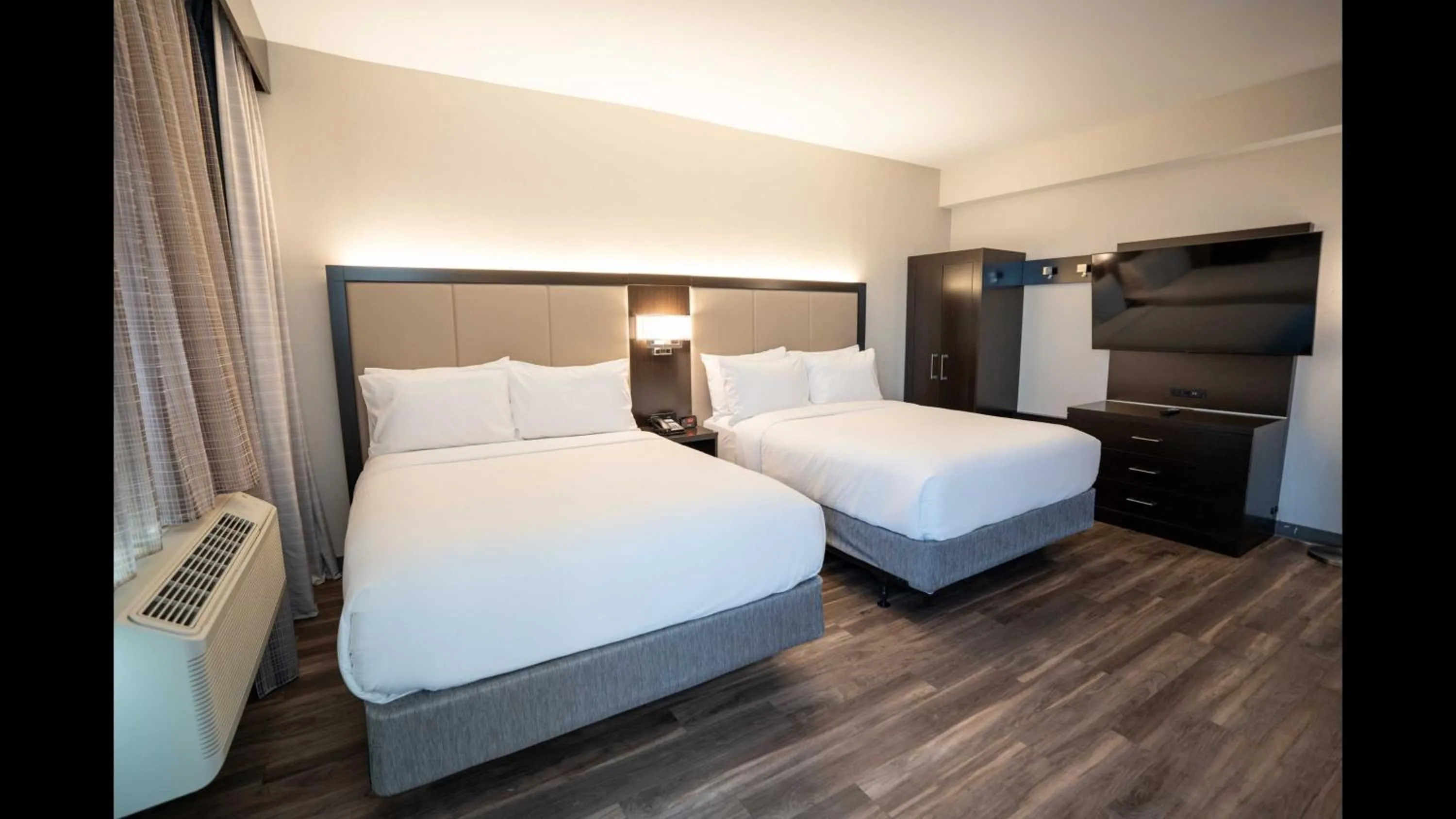 Photo of the whole room, Bed in Holiday Inn Express Long Island City E - New York by IHG