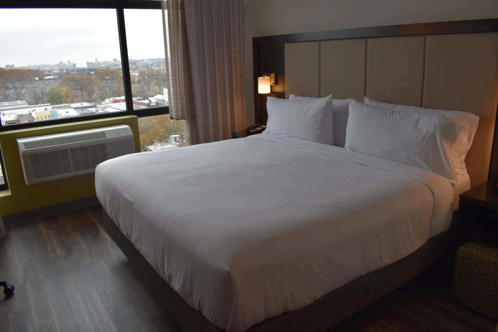 Photo of the whole room, Bed in Holiday Inn Express Long Island City E - New York by IHG