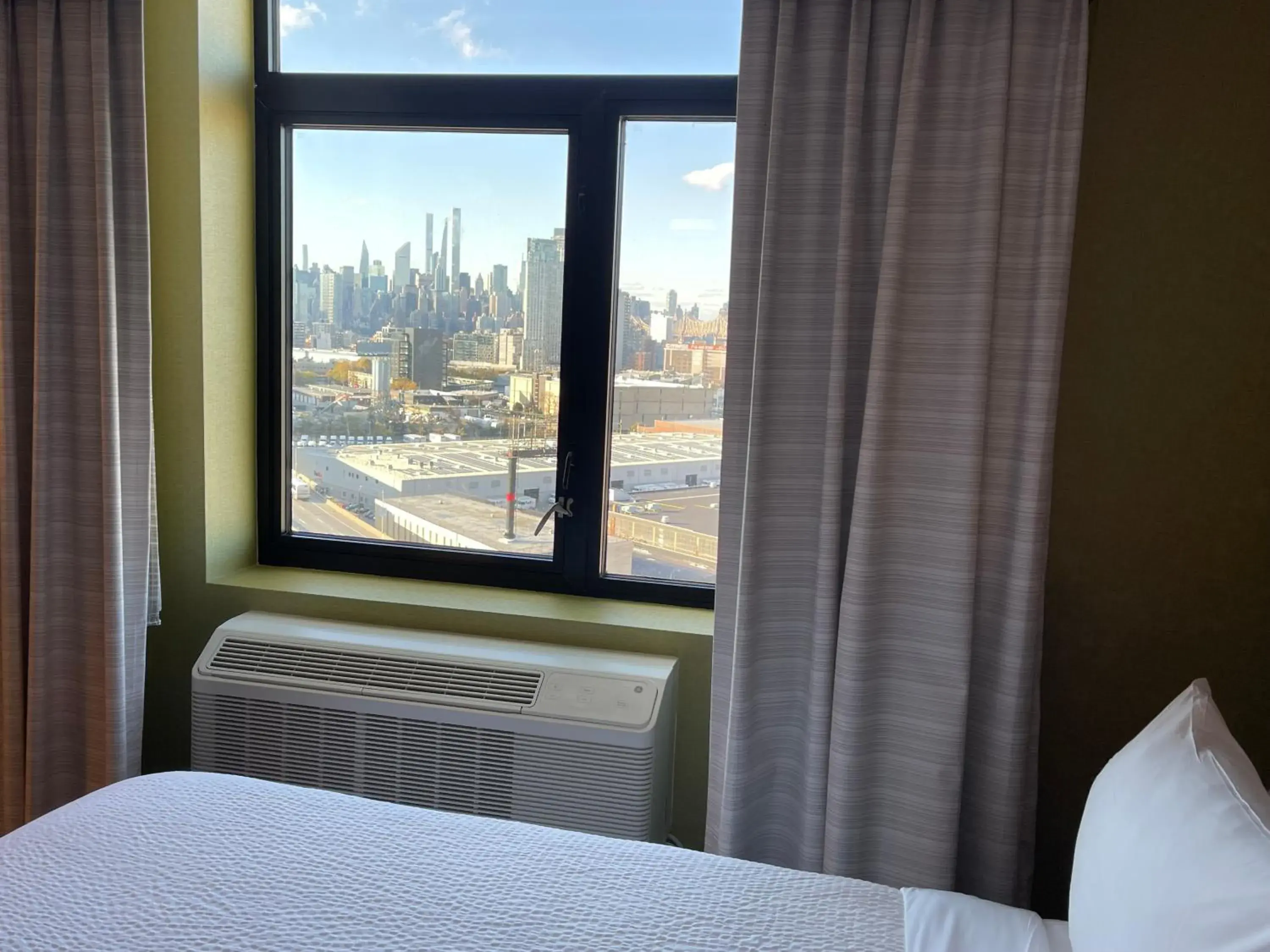 City view, Bed in Holiday Inn Express Long Island City E - New York by IHG City view, Bed in Holiday Inn Express Long Island City E - New York by IHG