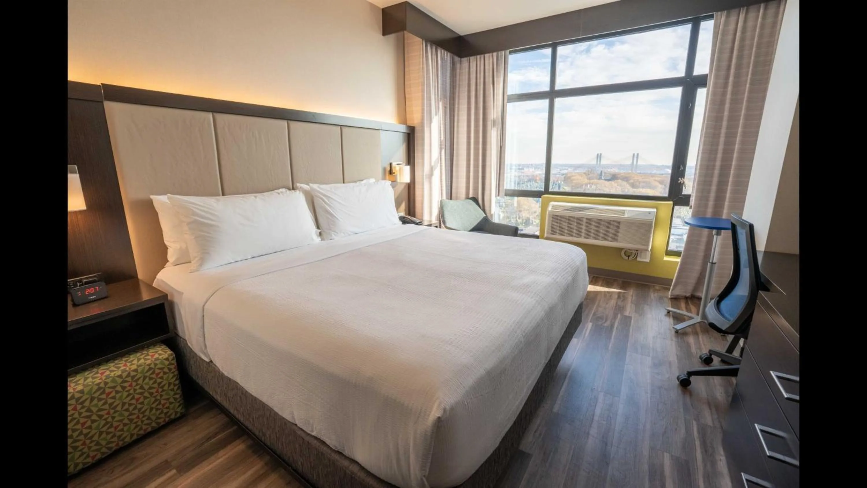 Photo of the whole room, Bed in Holiday Inn Express Long Island City E - New York by IHG
